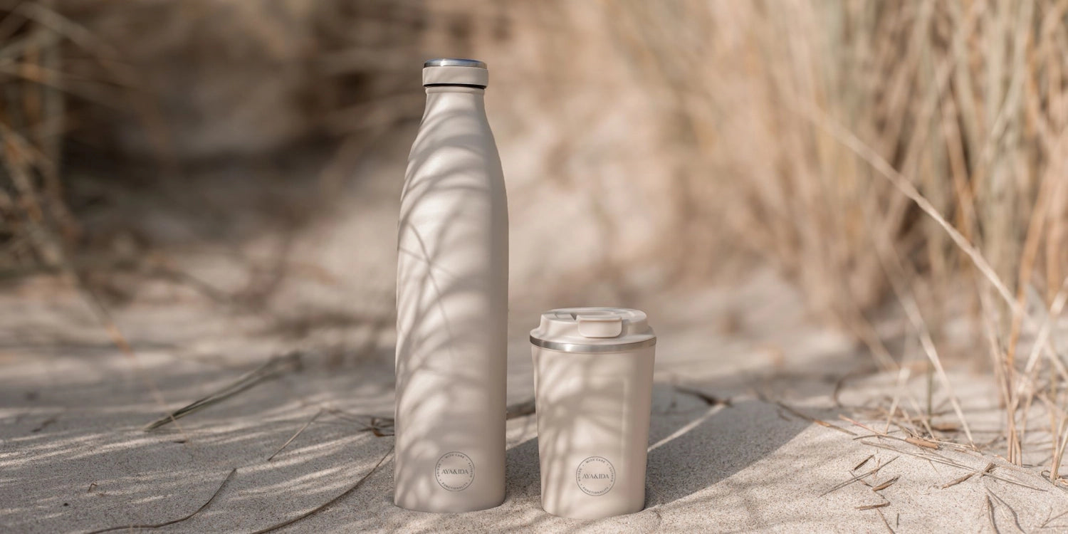 Stilvolle 1000ml Trinkflasche in sanftem Cream Beige von AYA&IDA, ideal für nachhaltige Hydration unterwegs und im Alltag.