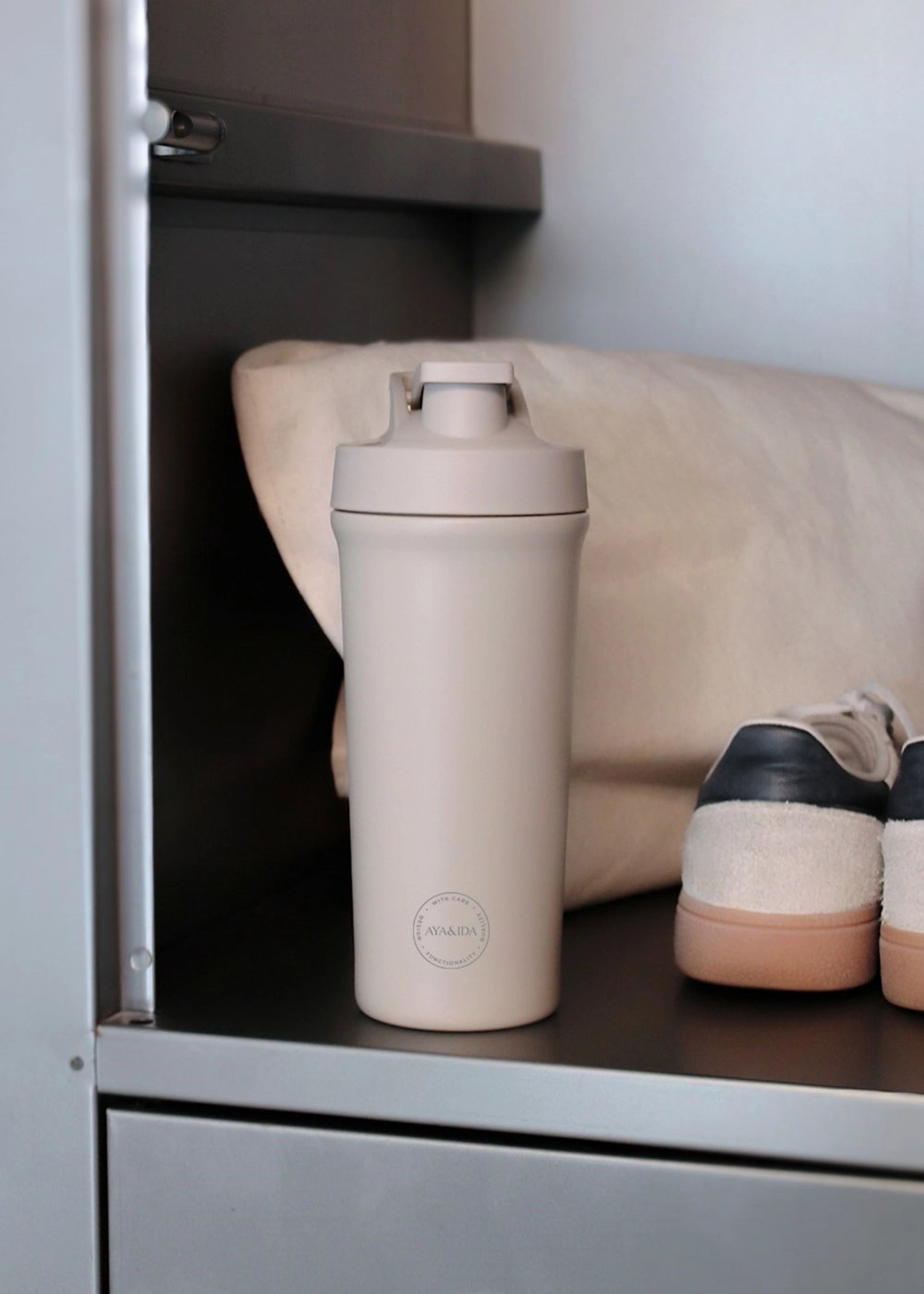 Elegante 750ml Shaker Bottle in Cremebeige von AYA&IDA, ideal für Fitness und unterwegs. Stilvolles Design für aktive Lebensstile.