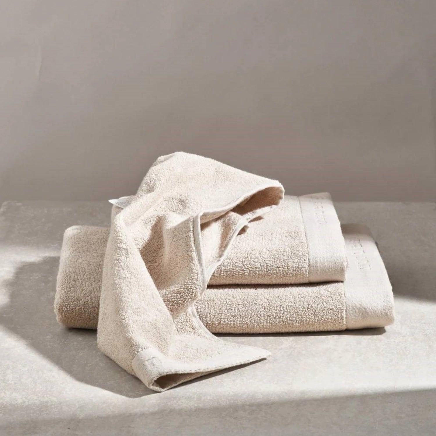 Beige Handtuch 50x100 cm von Nordesign, ideal für Badezimmer und Wellness, weich und saugfähig, stilvolles Design für jeden Raum.