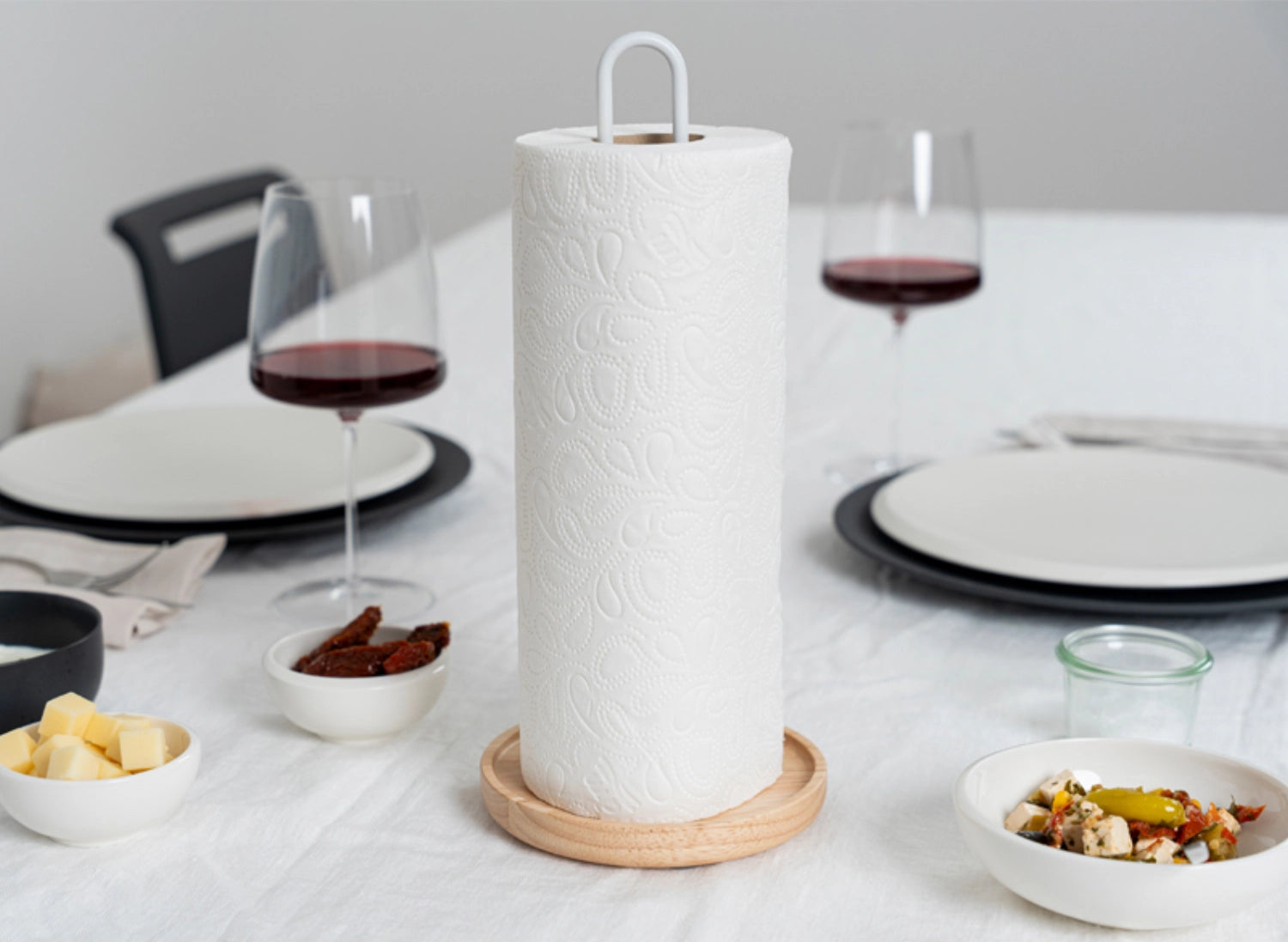 Stilvoller Küchenrollenhalter aus hochwertigem Gummibaumholz, perfekt für eine ordentliche und moderne Kücheneinrichtung.