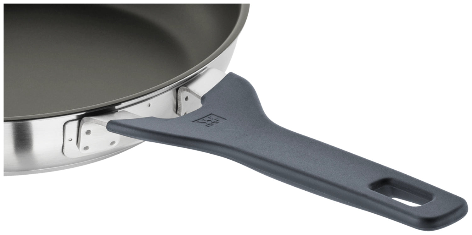 Elegante 24 cm Bratpfanne in Steinoptik Grau von Zwilling, ideal für gesundes Braten und Kochen. Hochwertige Antihaftbeschichtung.