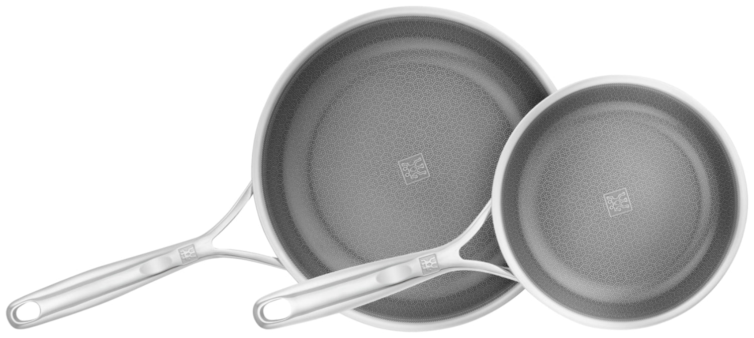 Hochwertiges 2-teiliges Bratpfannenset von Zwilling, bestehend aus Pfannen mit 20 und 26 cm Durchmesser, ideal für vielseitiges Kochen.