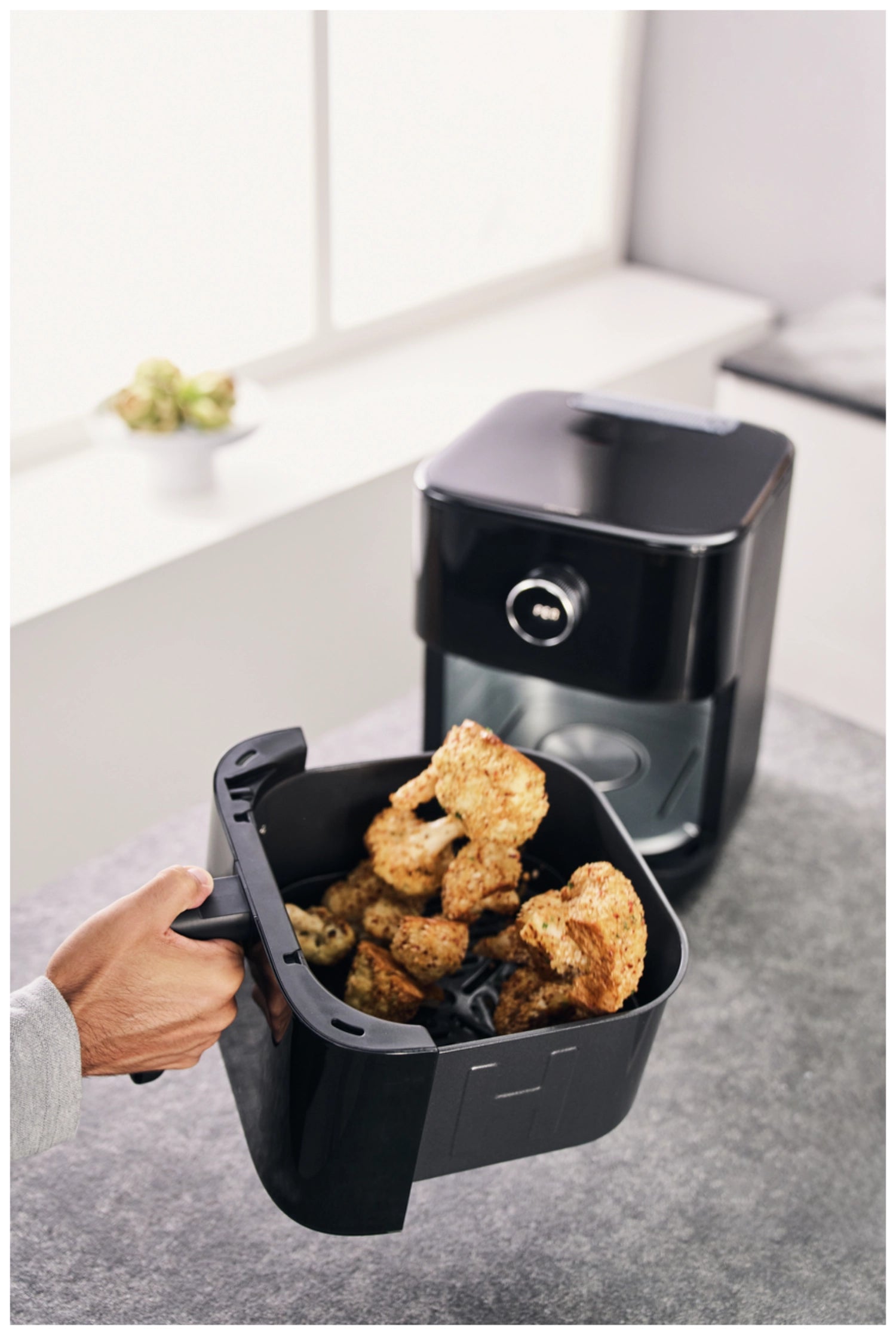 Schwarze Enfinigy Heissluftfritteuse 6l von Zwilling, ideal für gesundes Frittieren und vielseitige Kochmöglichkeiten in der modernen Küche.