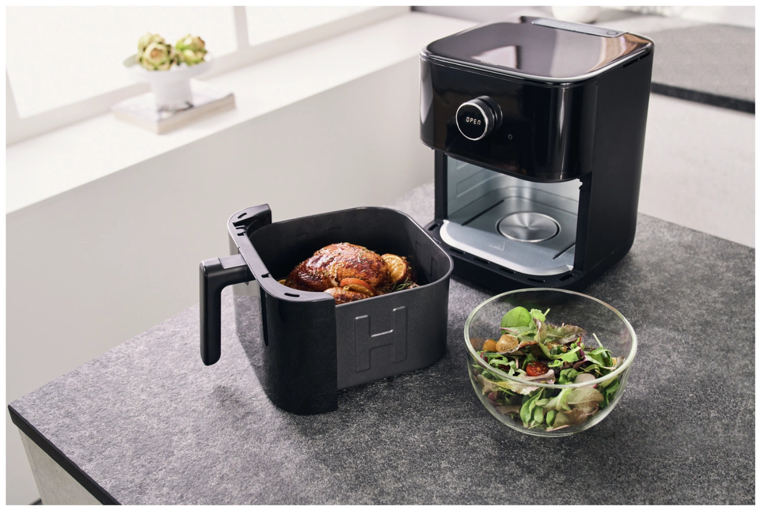Elegante schwarze Heissluftfritteuse von Zwilling mit 6 Litern, perfekt für fettfreies Frittieren und kreative Kochideen.