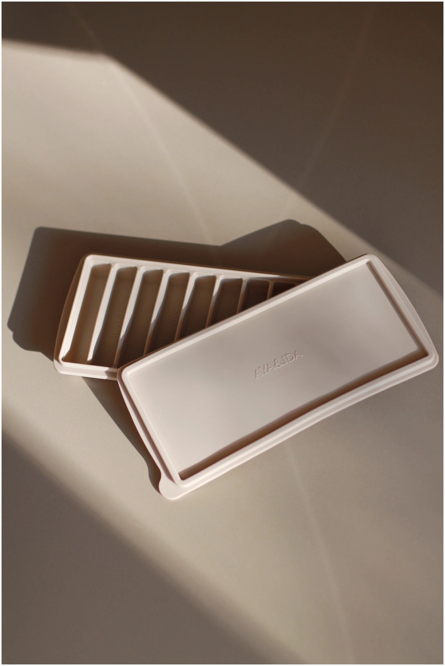 Eleganter Eiswürfelbehälter in Cream Beige von AYA&IDA, ideal für stilvolle Cocktails und Getränke, erhältlich bei KAQTU Design AG.