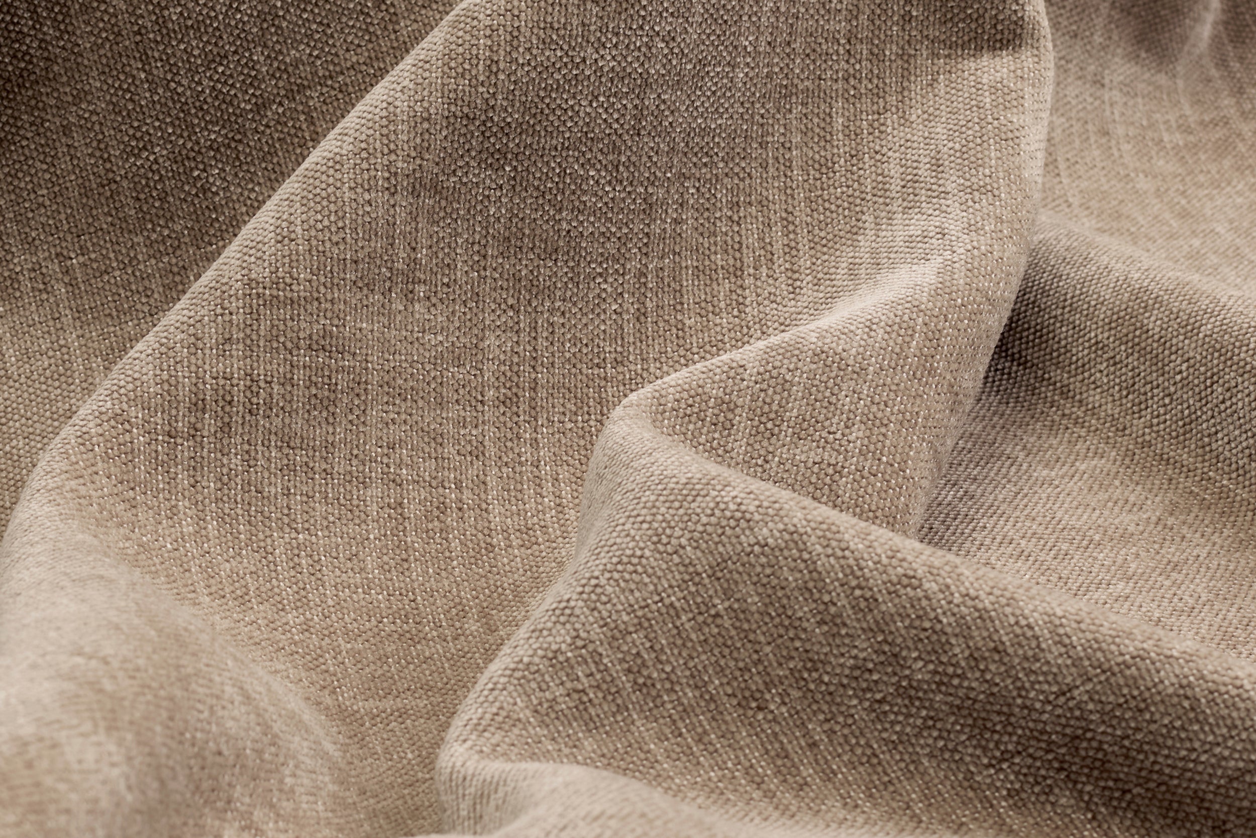 Norum Schlafsofa mit Chaiselongue und Curve-Armlehnen in 417 Esina Mocha präsentiert im Onlineshop von KAQTU Design AG. Bettsofa rechts ist von Innovation Living