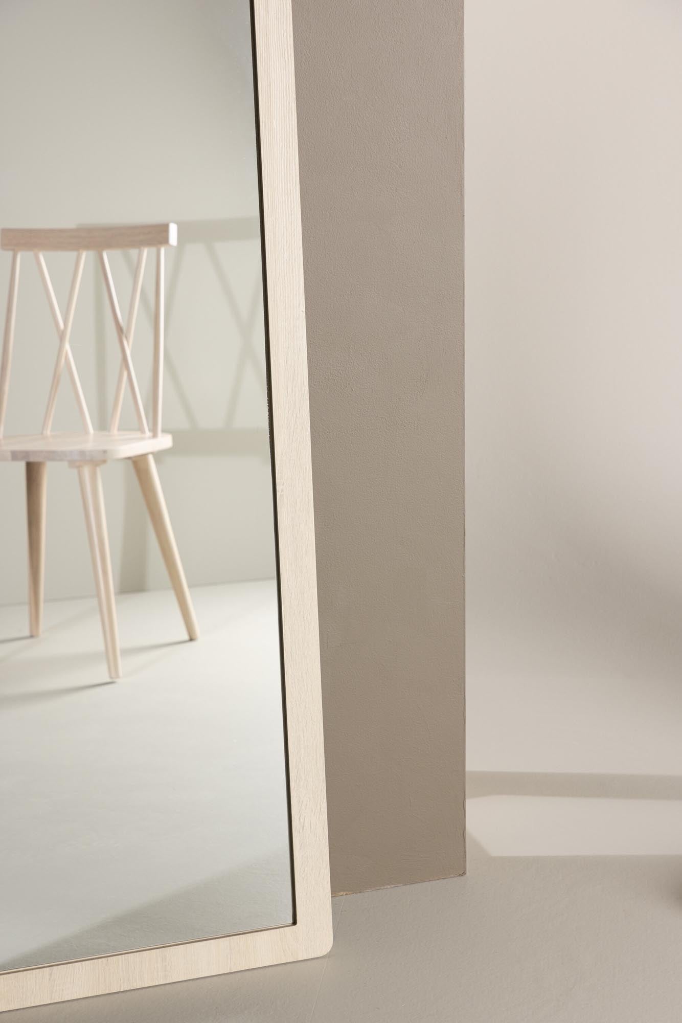 Form Barstuhl von Normann Copenhagen in leuchtendem Rot, gepolstert, 75 cm hoch, aus Stahl, ideal für moderne Bars und Küchen.