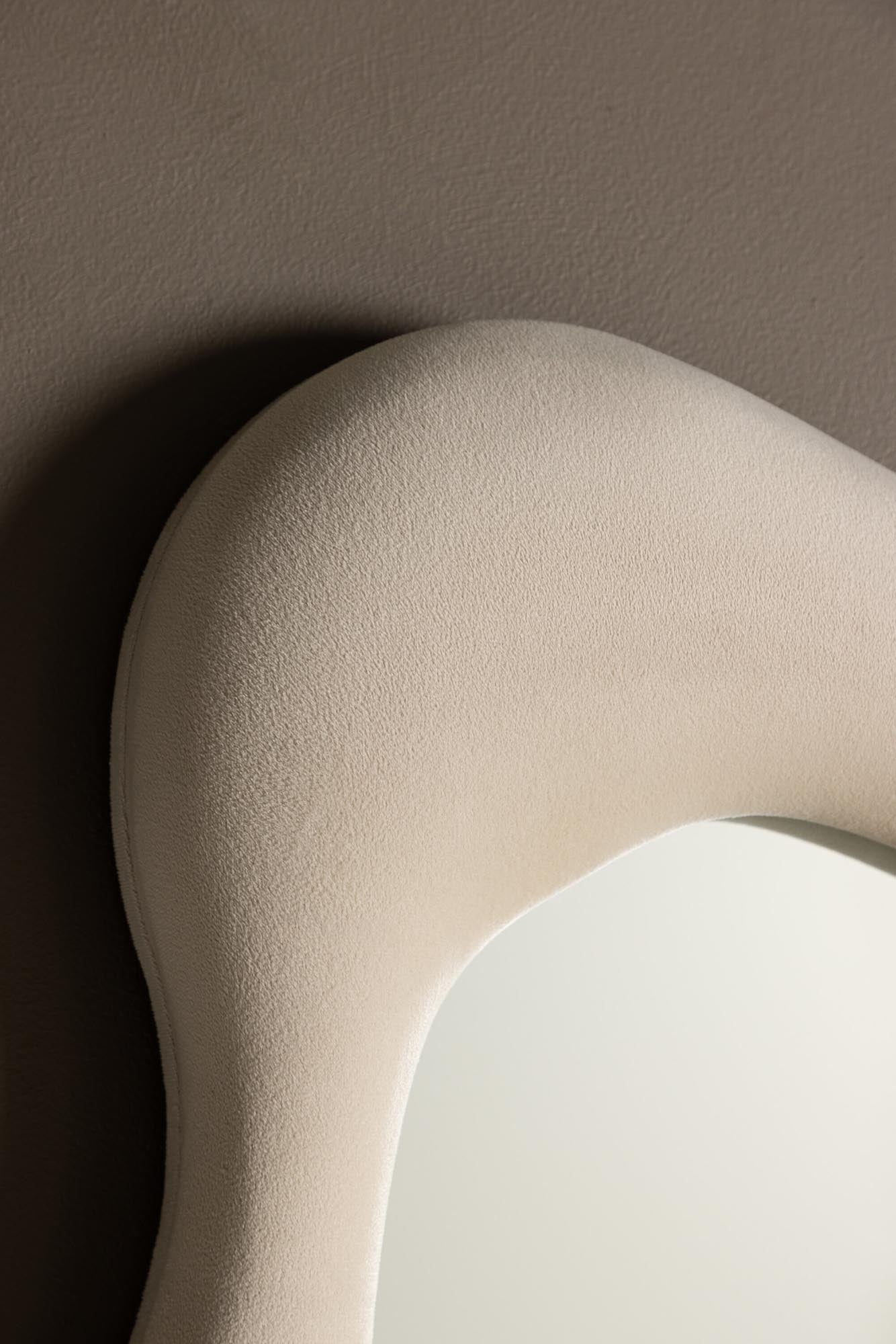 Moderner Wandspiegel Louisville von Venture Home, perfekt für jedes Zuhause, vereint Funktionalität und ästhetisches Design in einem.