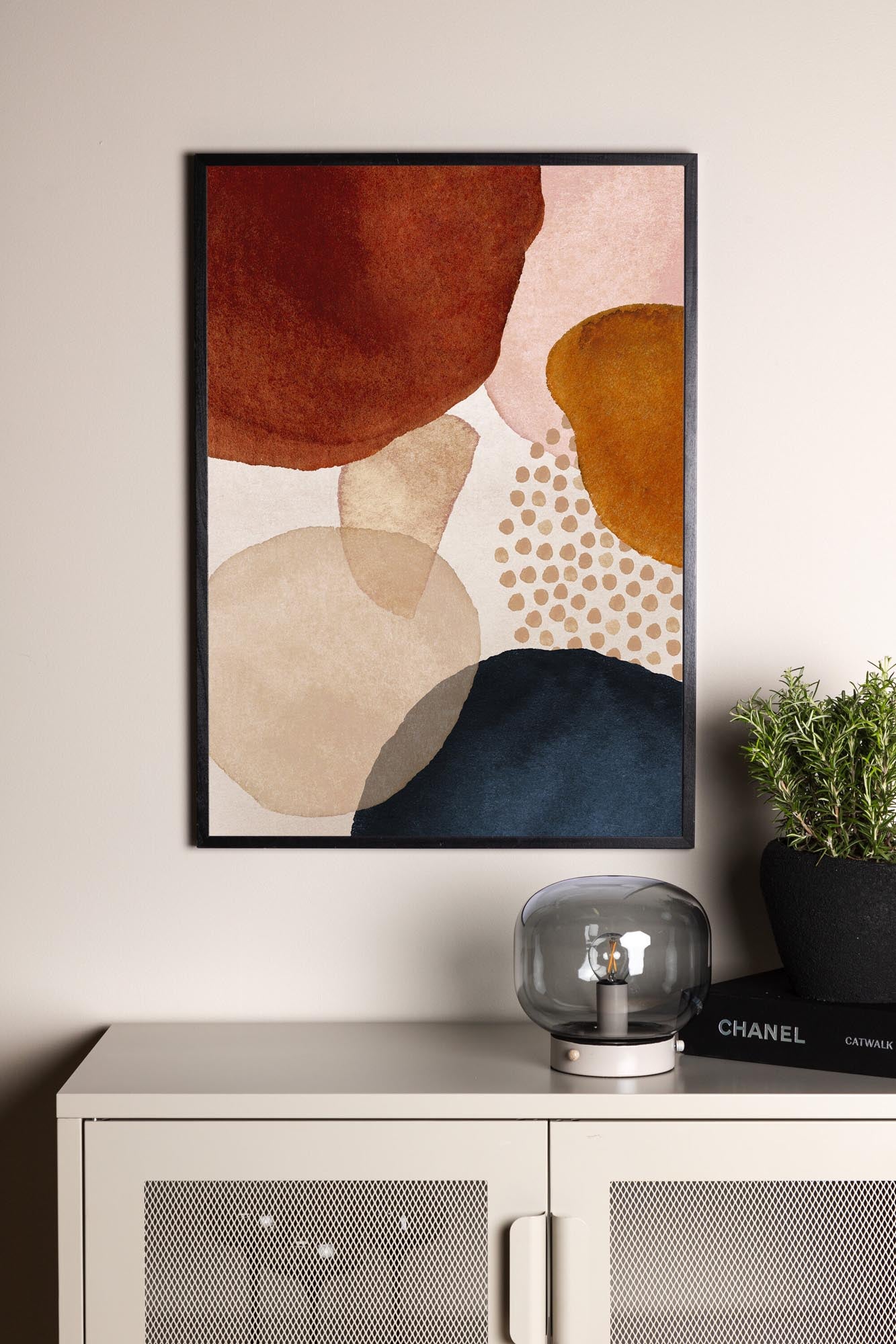 Entdecken Sie das stilvolle Circles Poster von Venture Home – moderne grafische Kunst in sanften Erdfarben für eine beruhigende Atmosphäre.