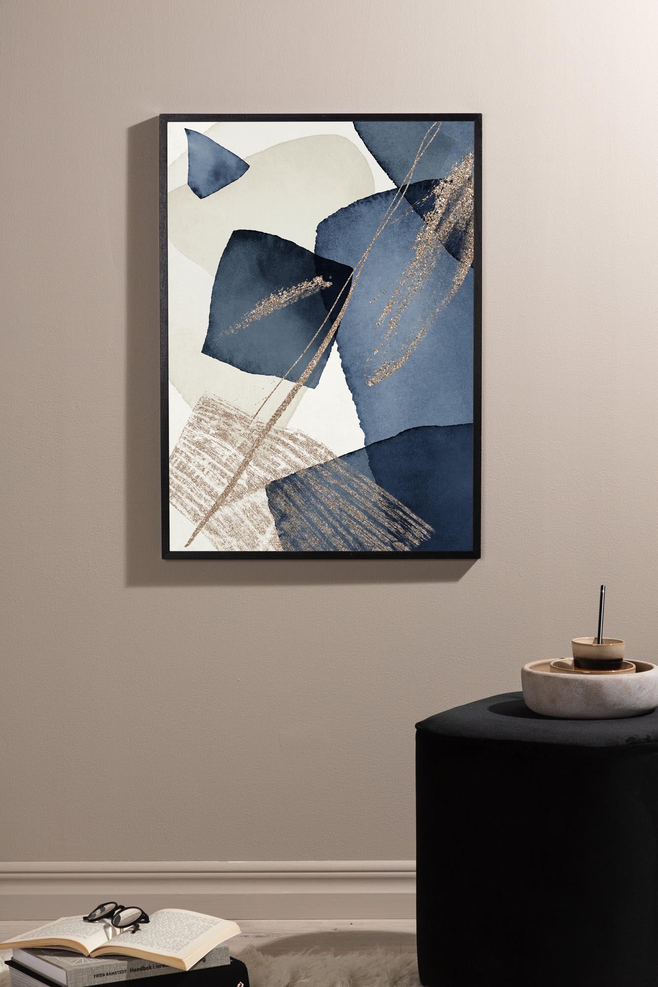 Entdecken Sie das Blue Swirl Poster von Venture Home – ein elegantes Aquarellkunstwerk, das Ruhe und Stil in jeden Raum bringt.