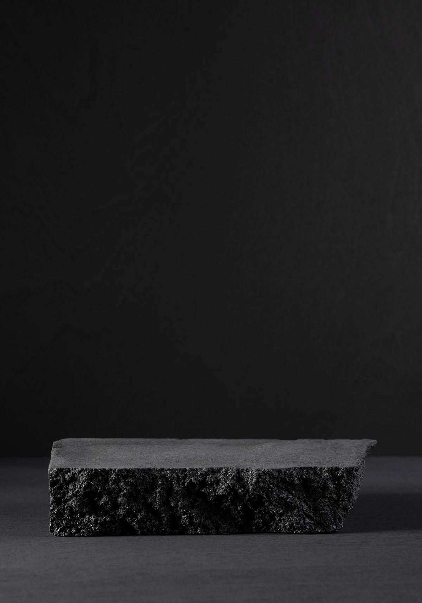 Das Black Rock Poster von Venture Home: Ein kraftvolles Kunstwerk in tiefem Schwarz, ideal für stilvolle Wandgestaltung.
