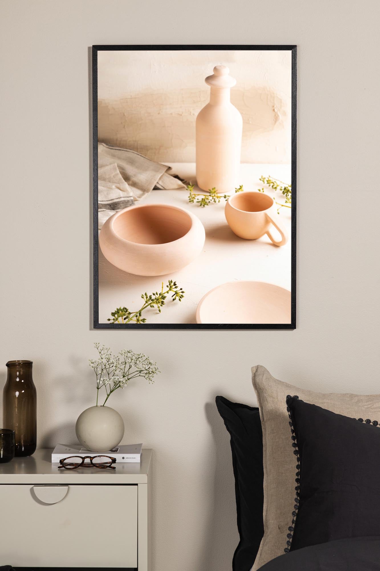 Entdecken Sie das Ceramics Poster von Venture Home: Ein harmonisches Kunstwerk in Terrakotta, das lebendige Farben und natürliche Eleganz vereint.
