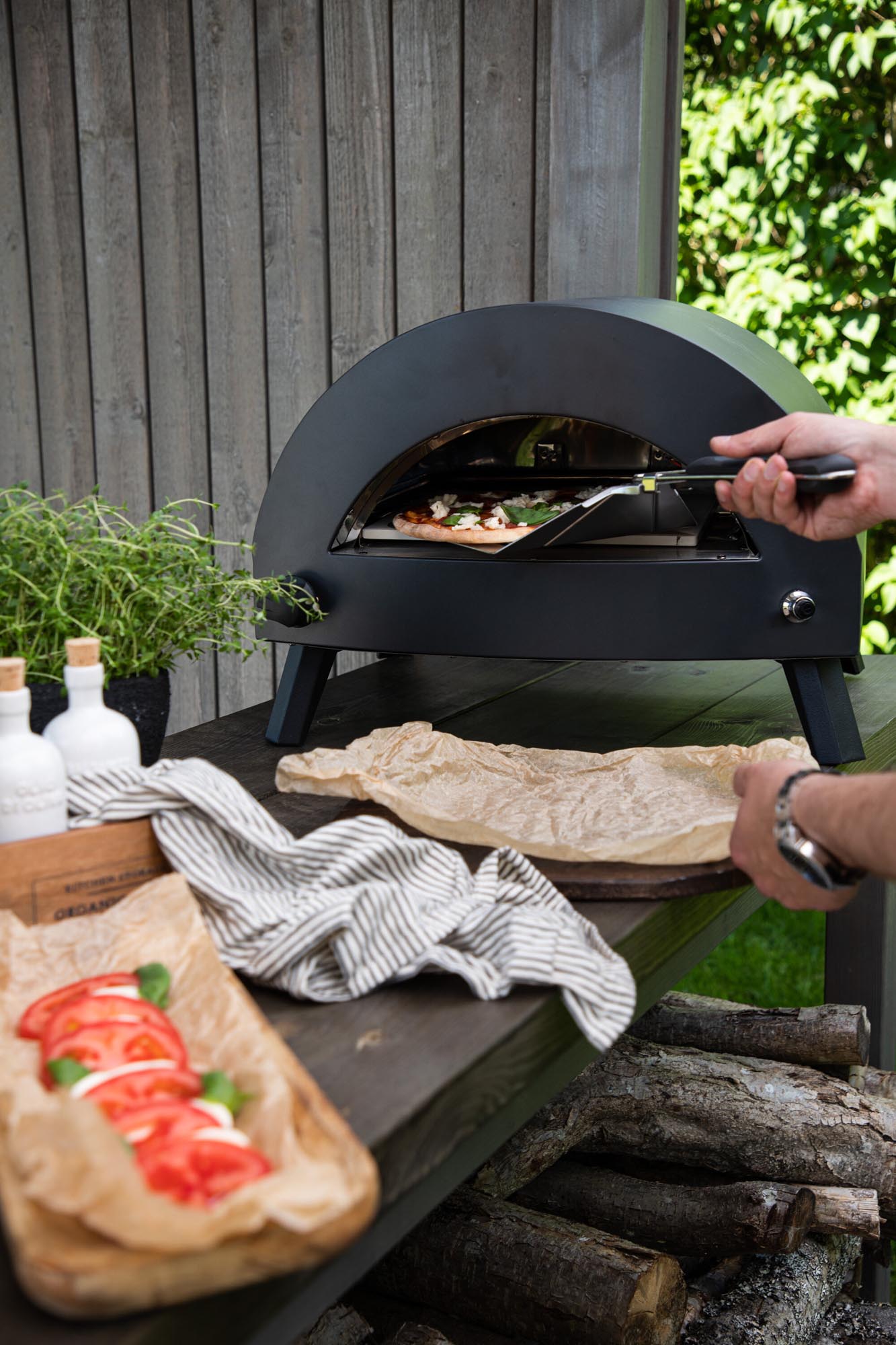 Bukom Gas Pizzaofen: Schnelle, gleichmässige Hitze für perfekte Pizzen.