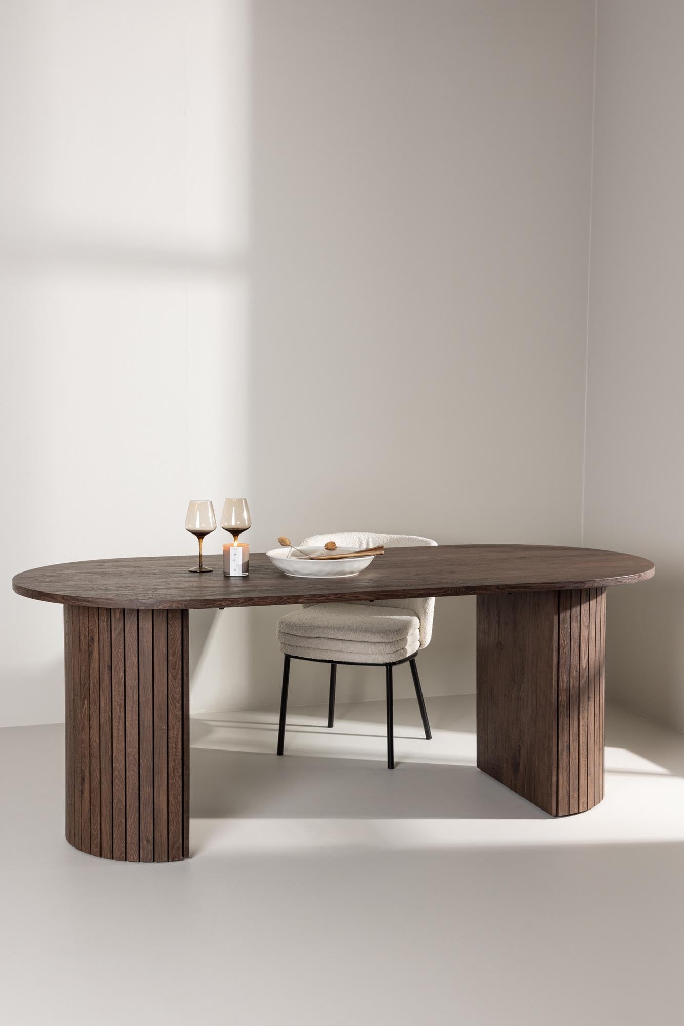 Eleganter Härön Esstisch in Mokka von Venture Home, ideal für stilvolle Essbereiche und gesellige Runden.
