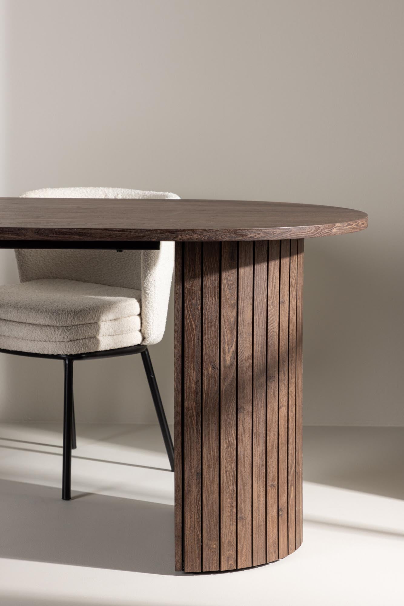 Moderner Härön Esstisch in Mokka von Venture Home, perfekt für einladende Esszimmer und gesellige Zusammenkünfte.