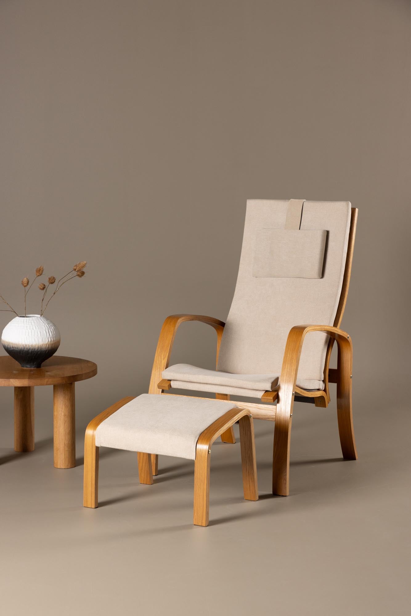 Eleganter Grötö Lounge Stuhl von Venture Home, perfekt für gemütliche Momente und stilvolle Einrichtung in jedem Raum.