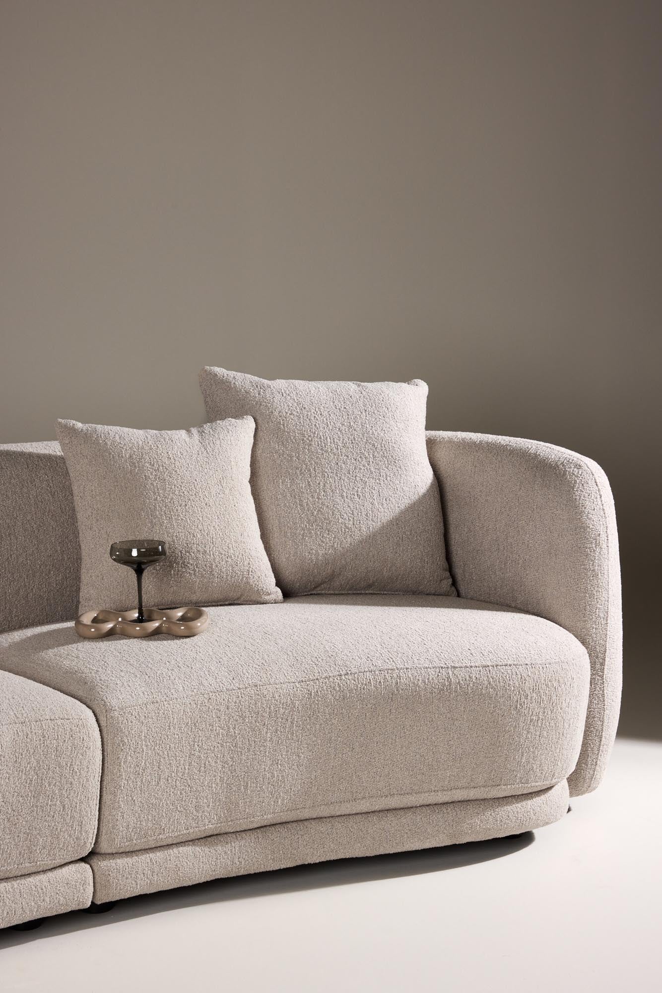 Entdecken Sie das Cielo 3-Sitzer Sofa von Venture Home – ein stilvolles Möbelstück aus hochwertigem Bouclé, das Eleganz und Komfort vereint.