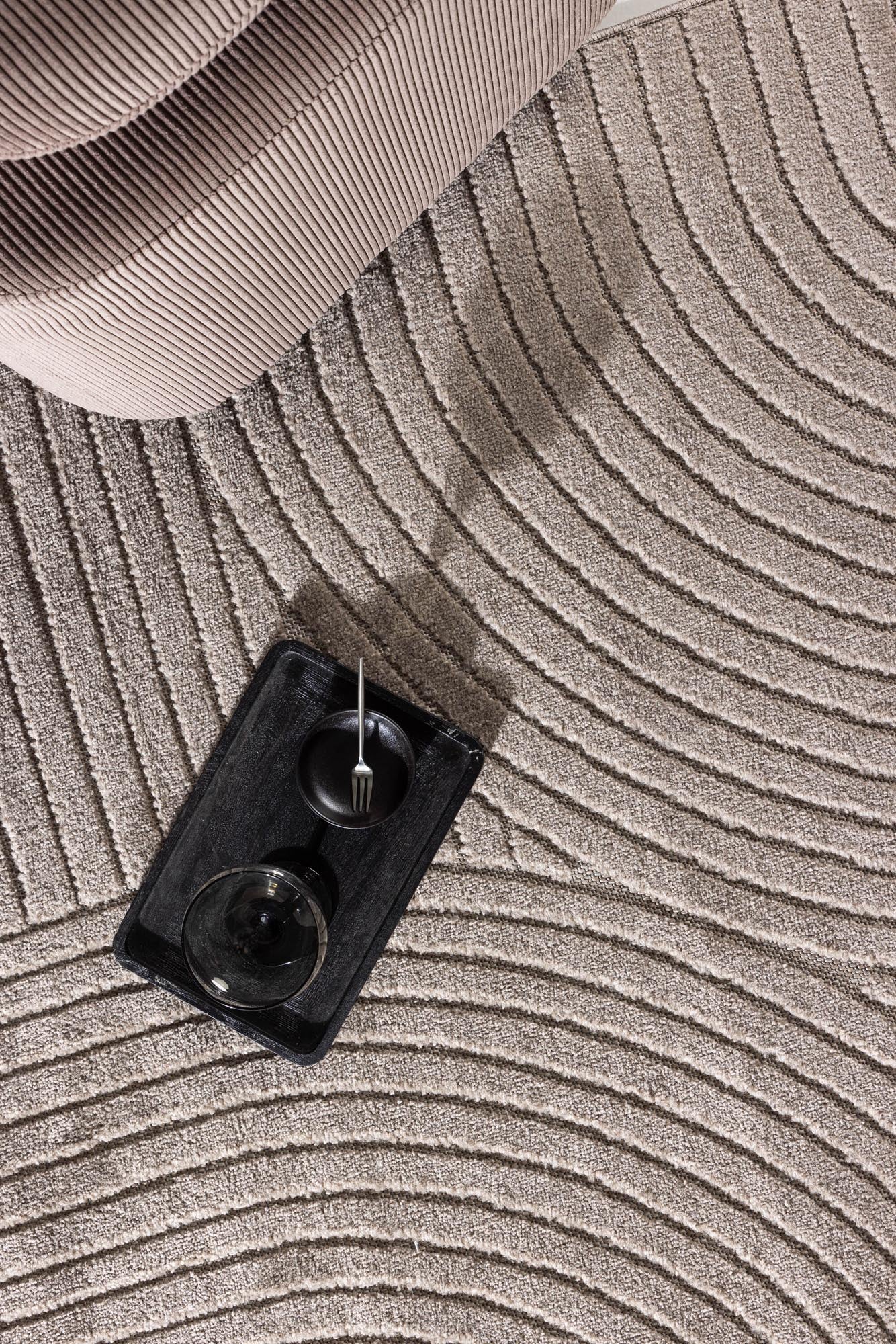 Vince Teppich in harmonischen Naturtönen, ideal für einladende Wohnambiente. Exquisite Qualität von Venture Home für elegantes Wohndesign.