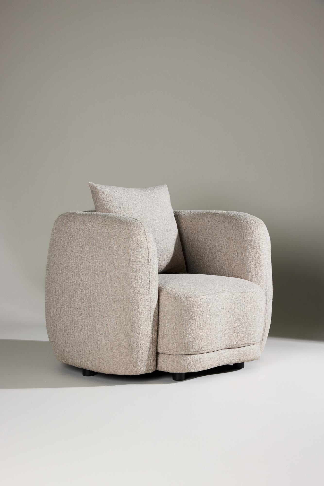 Eleganter Cielo Sessel von Venture Home, vereint modernes Design mit Komfort, perfekt für stilvolle Wohnräume.