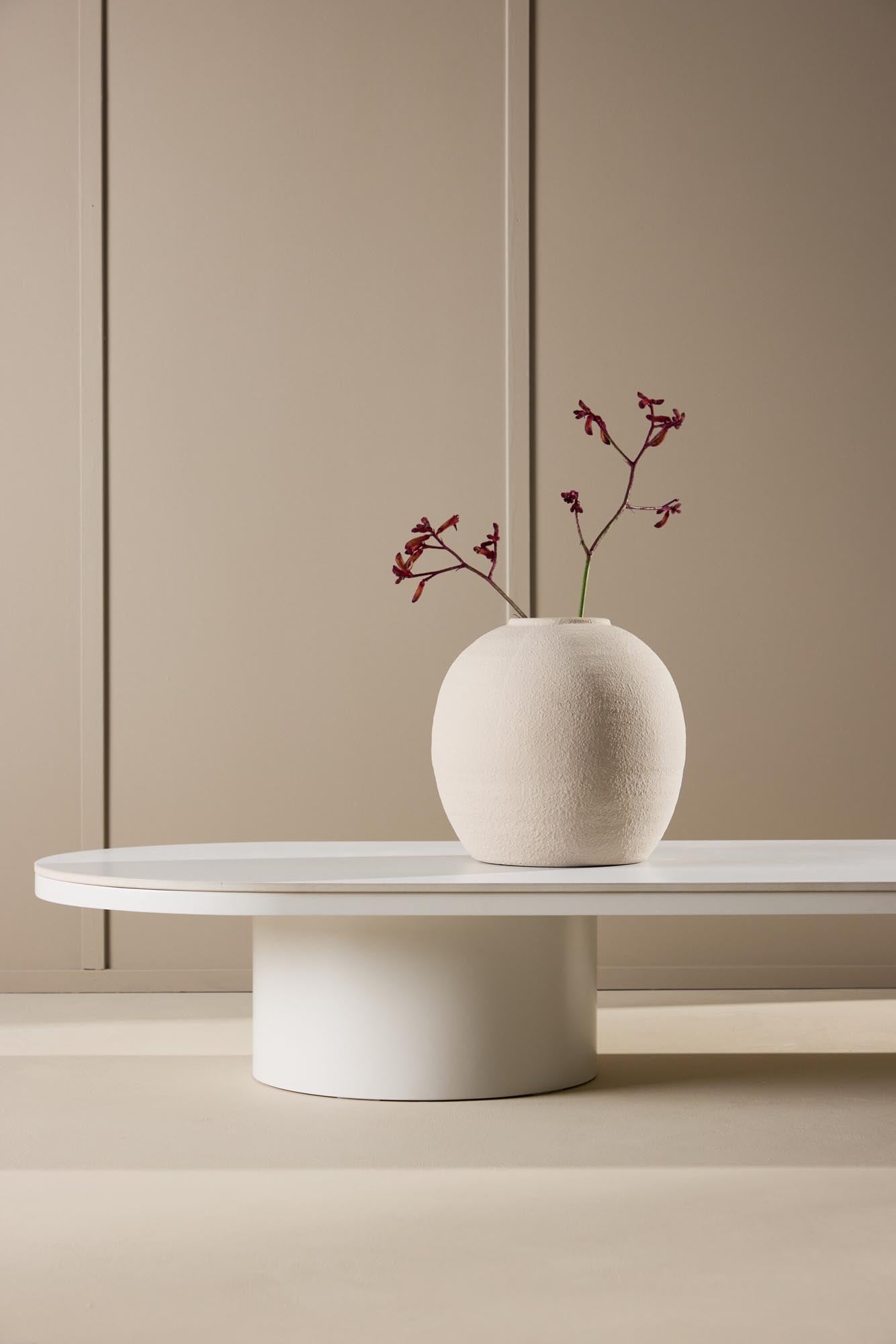 Eleganter Narvik Couchtisch von Venture Home, der durch minimalistisches Design und hochwertige Materialien besticht, ideal für stilvolle Wohnräume.