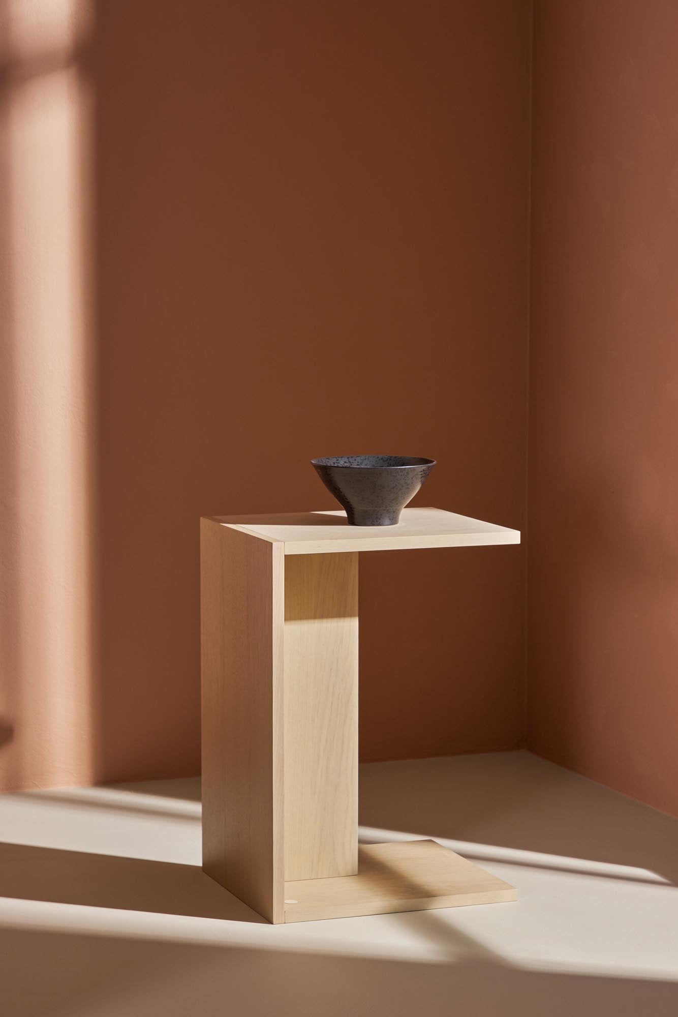 Moderner Beistelltisch Juni von Venture Home, ideal für Wohnzimmer oder Schlafzimmer, vereint Funktionalität und ansprechendes Design.