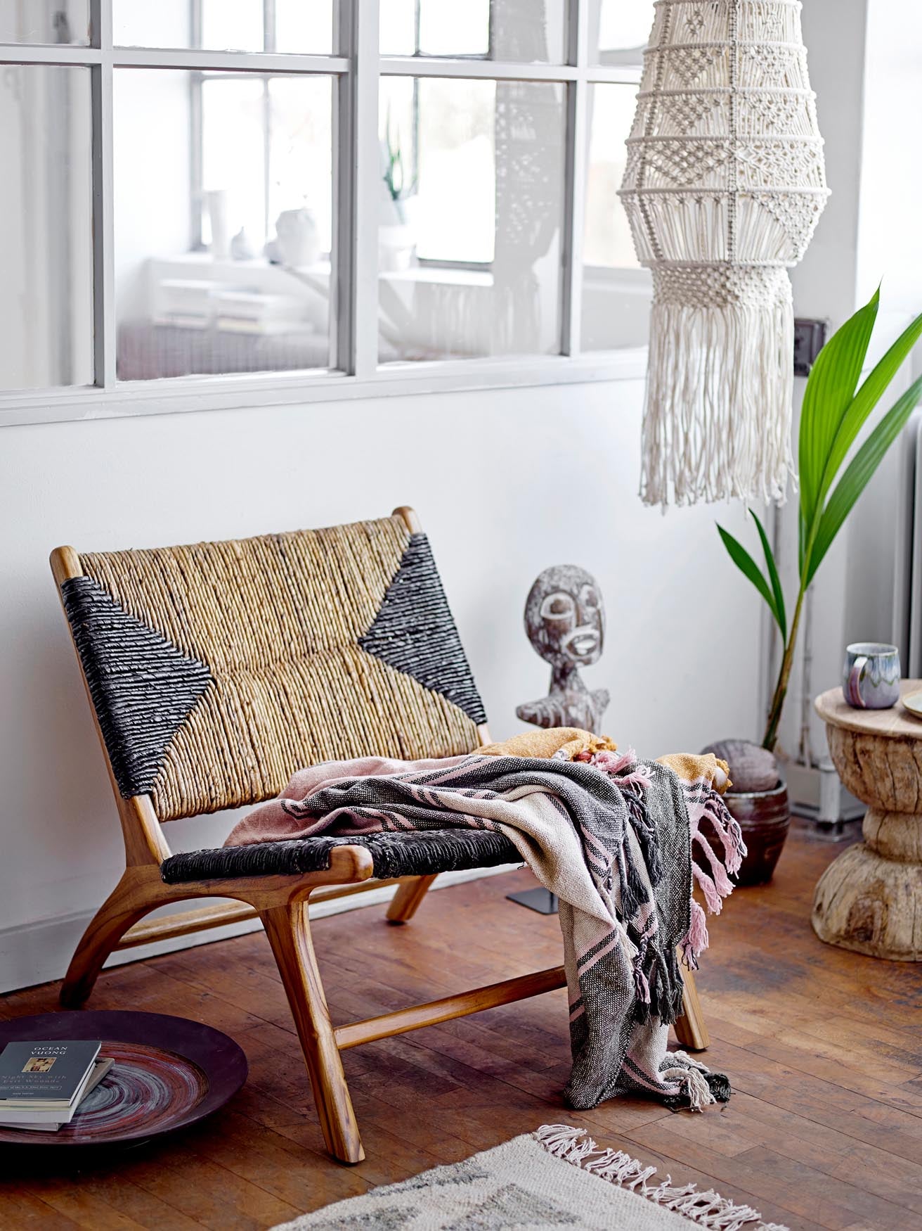 Eleganter Loungesessel aus Teakholz mit schwarzem Muster, umweltfreundlich und wetterfest, ideal für drinnen und draussen.