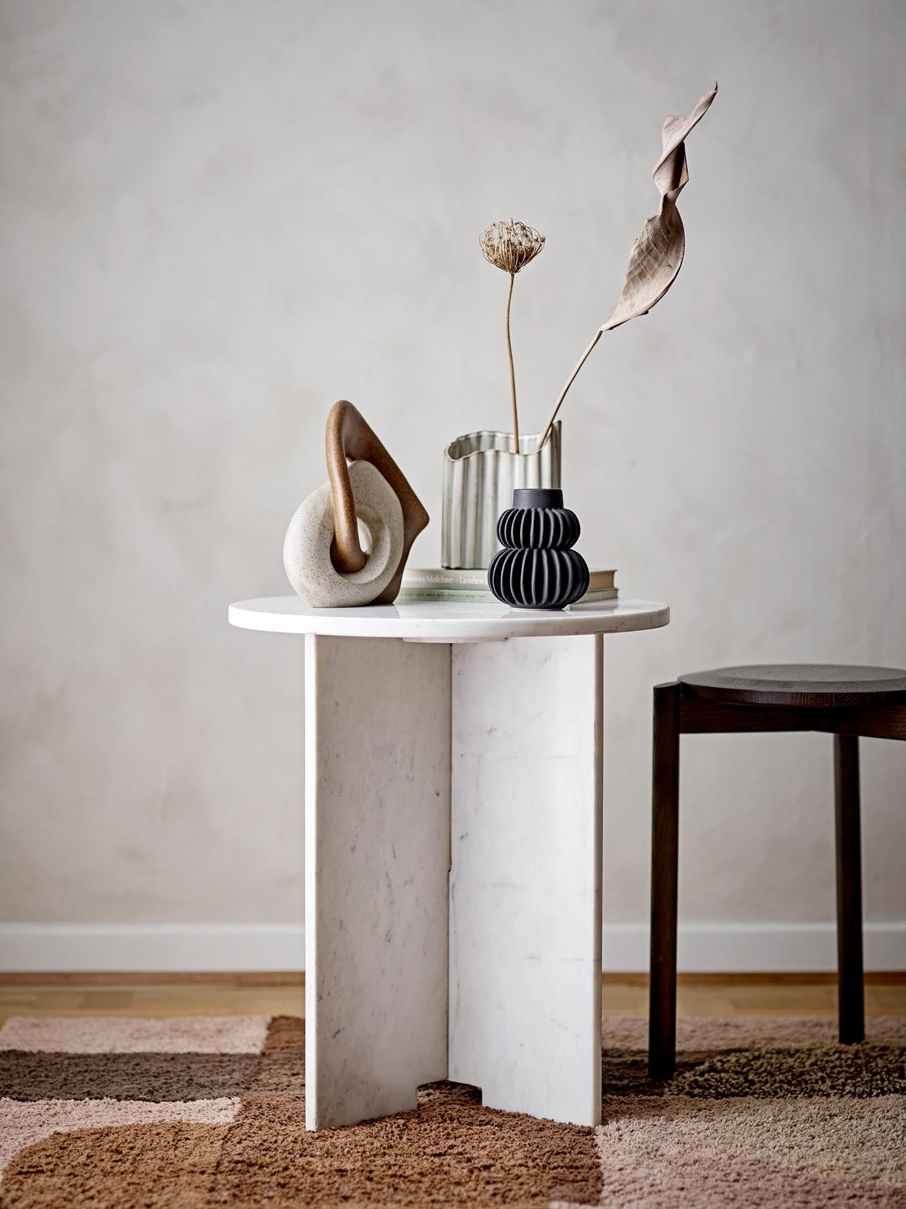 Entdecken Sie die Henaj Vase von Bloomingville: Einzigartiges, braunes Steingut-Design, perfekt für stilvolle Akzente in jedem Raum.