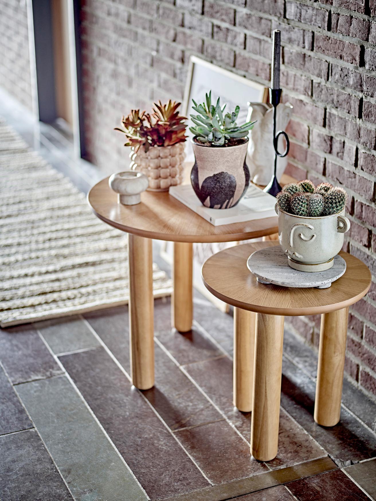 Eleganter Couchtisch aus Gummibaumholz in natürlichem Design von Bloomingville, ideal für stilvolle Wohnräume.