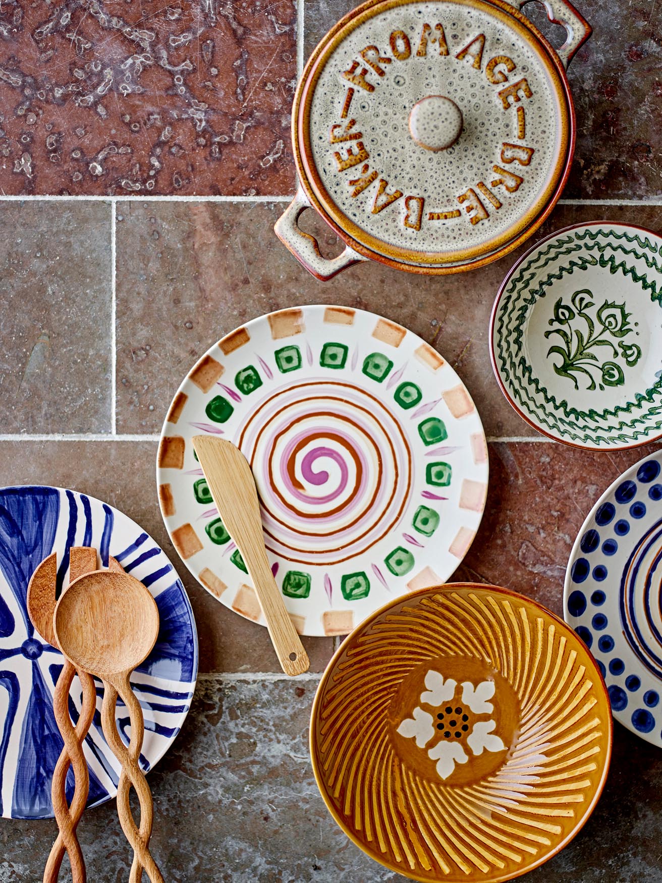 Leuchtend orange Steingut-Teller Shama von Bloomingville.