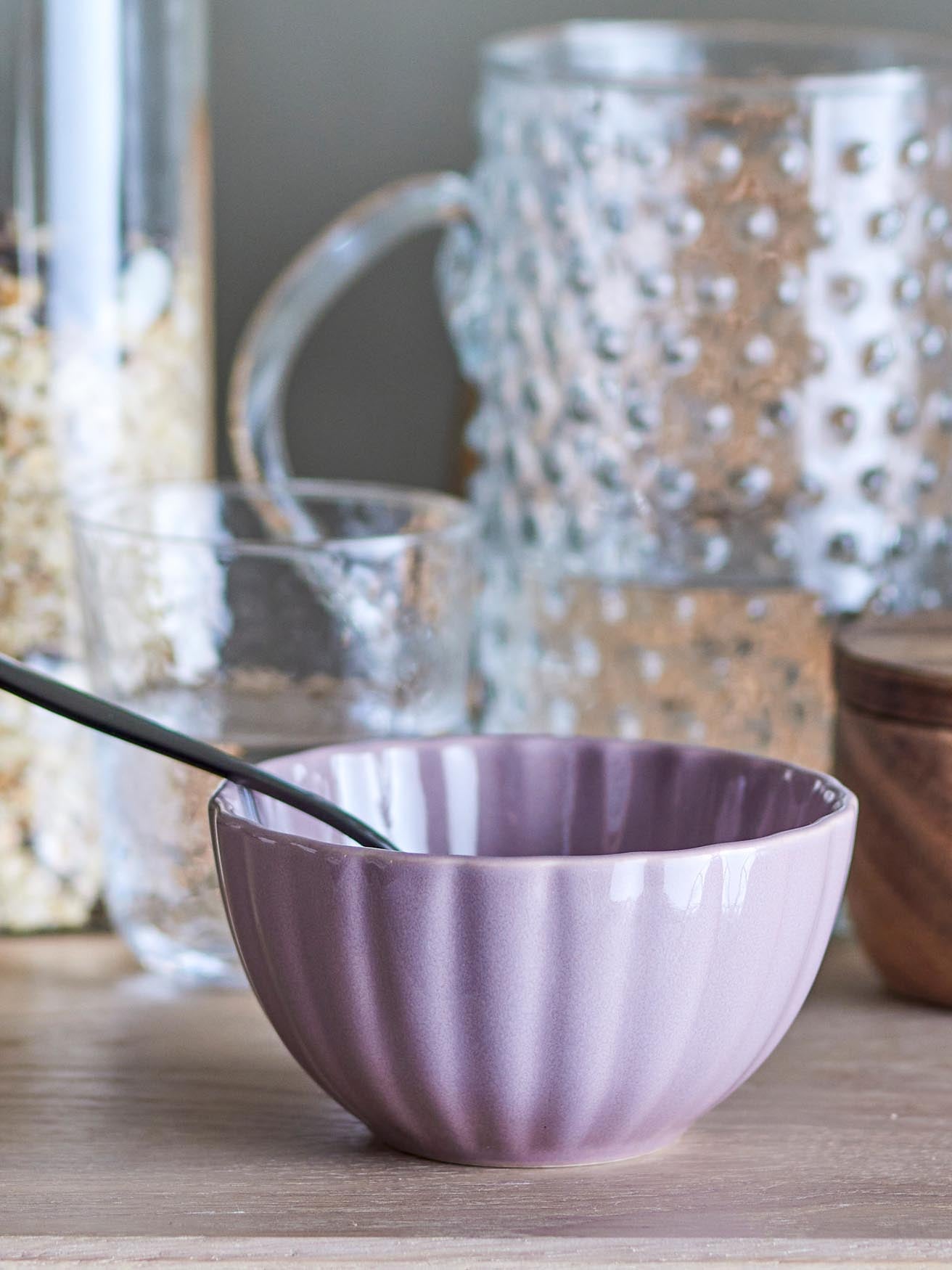Elegante Latina Schale in sanftem Rosé, gefertigt aus hochwertigem Steingut. Perfekt für stilvolle Tischdekorationen.