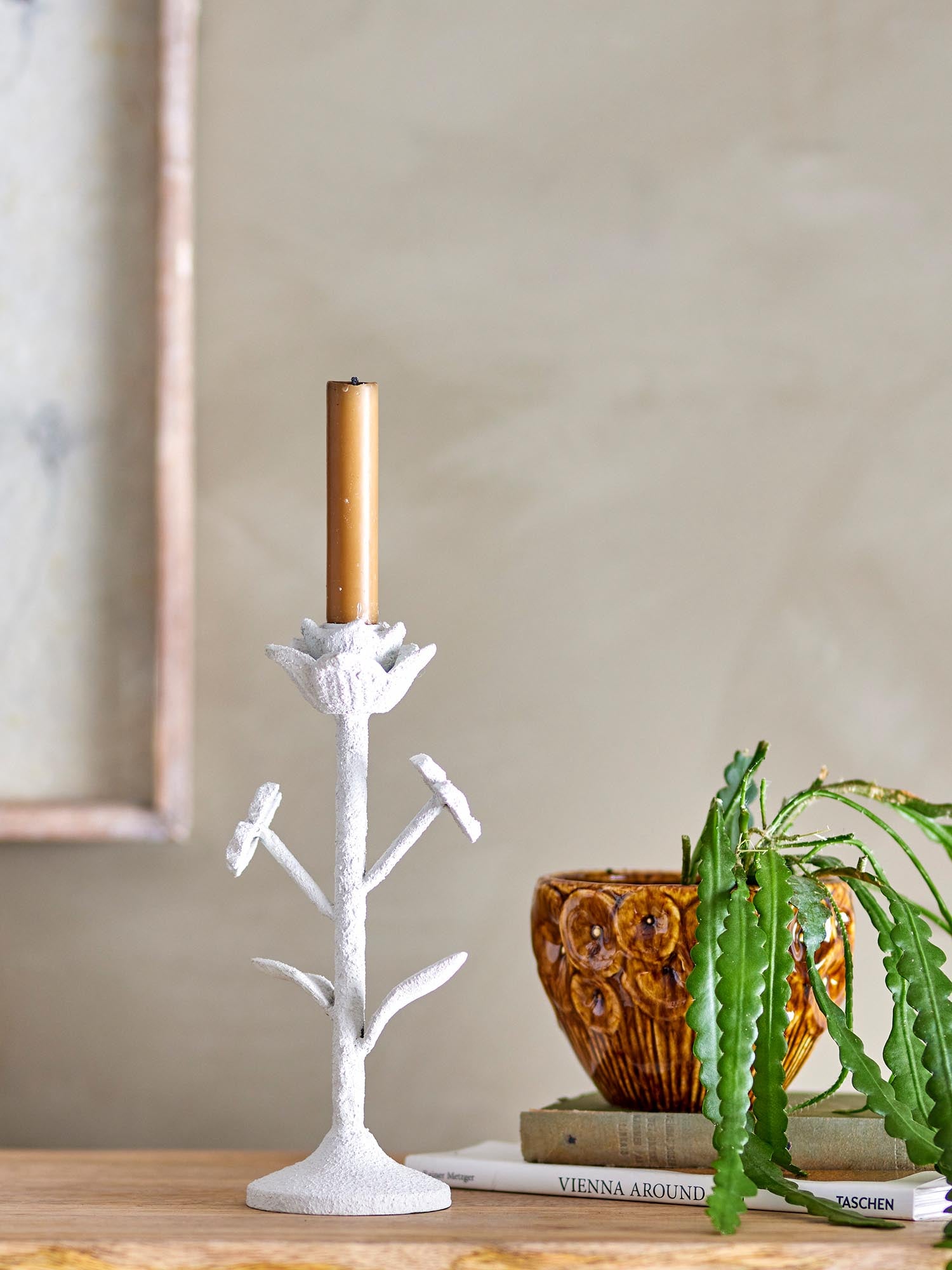 Eleganter weisser Eisen-Kerzenhalter mit einzigartigem Design, das an eine blühende Pflanze erinnert. Perfekt für stilvolle Akzente.