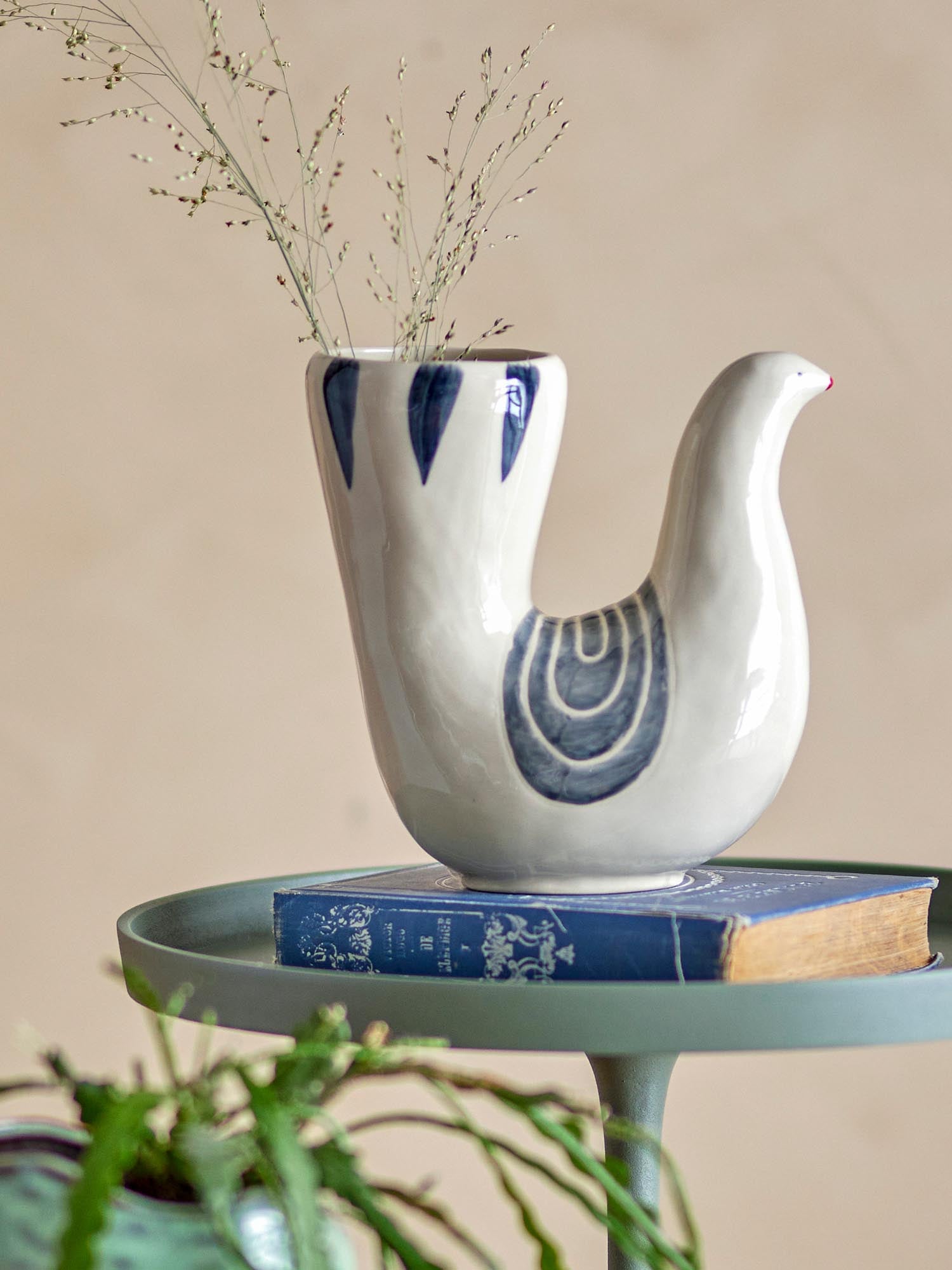 Die Trudy Vase von Bloomingville: Eleganz in Steingut, handbemalt, mit einzigartiger Silhouette und zarter Glasur.