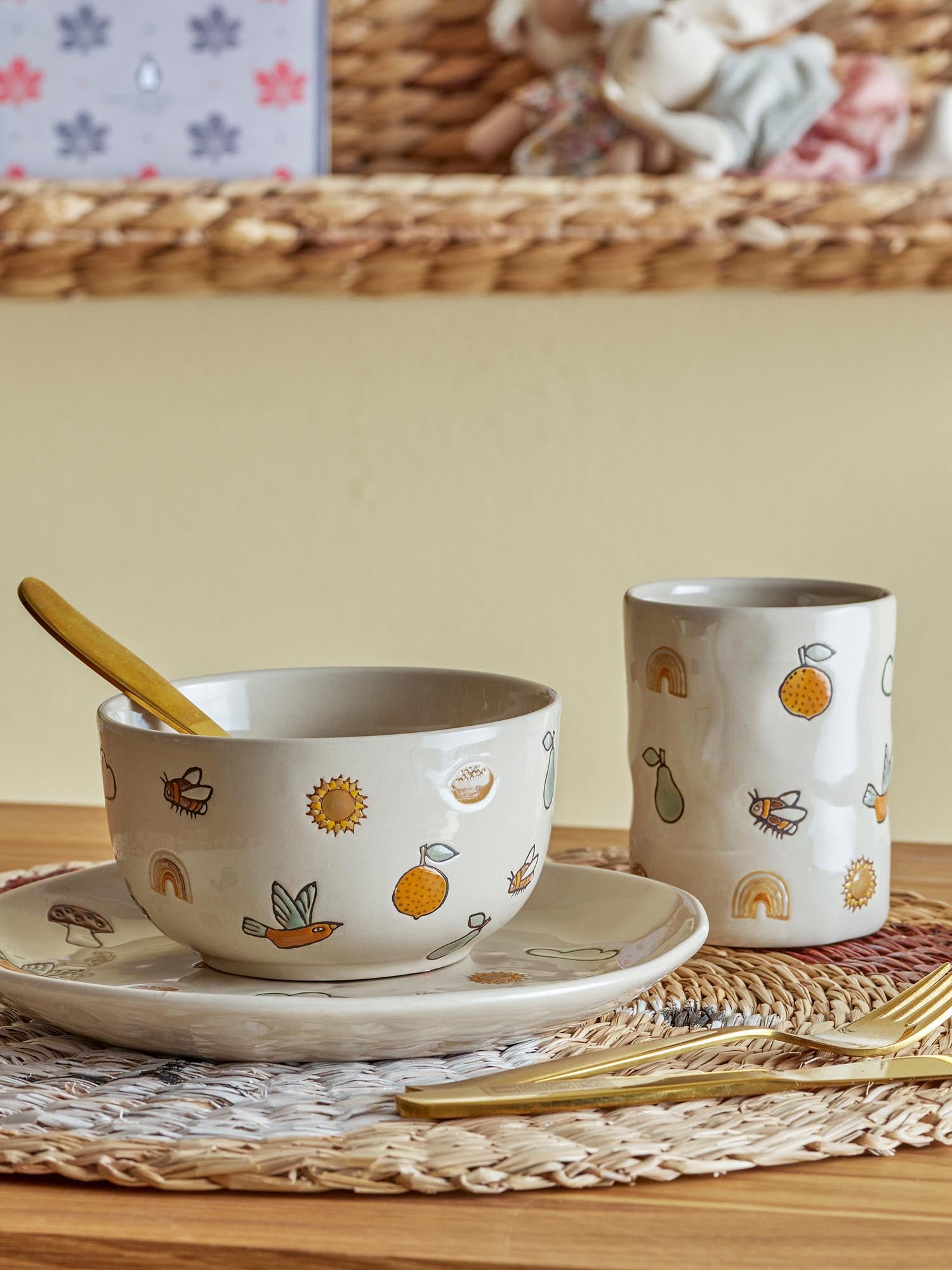 Das Agnes Geschirr-Set von Bloomingville Mini aus weissem Steingut ist ideal für Kinder, langlebig, elegant und liebevoll designt.
