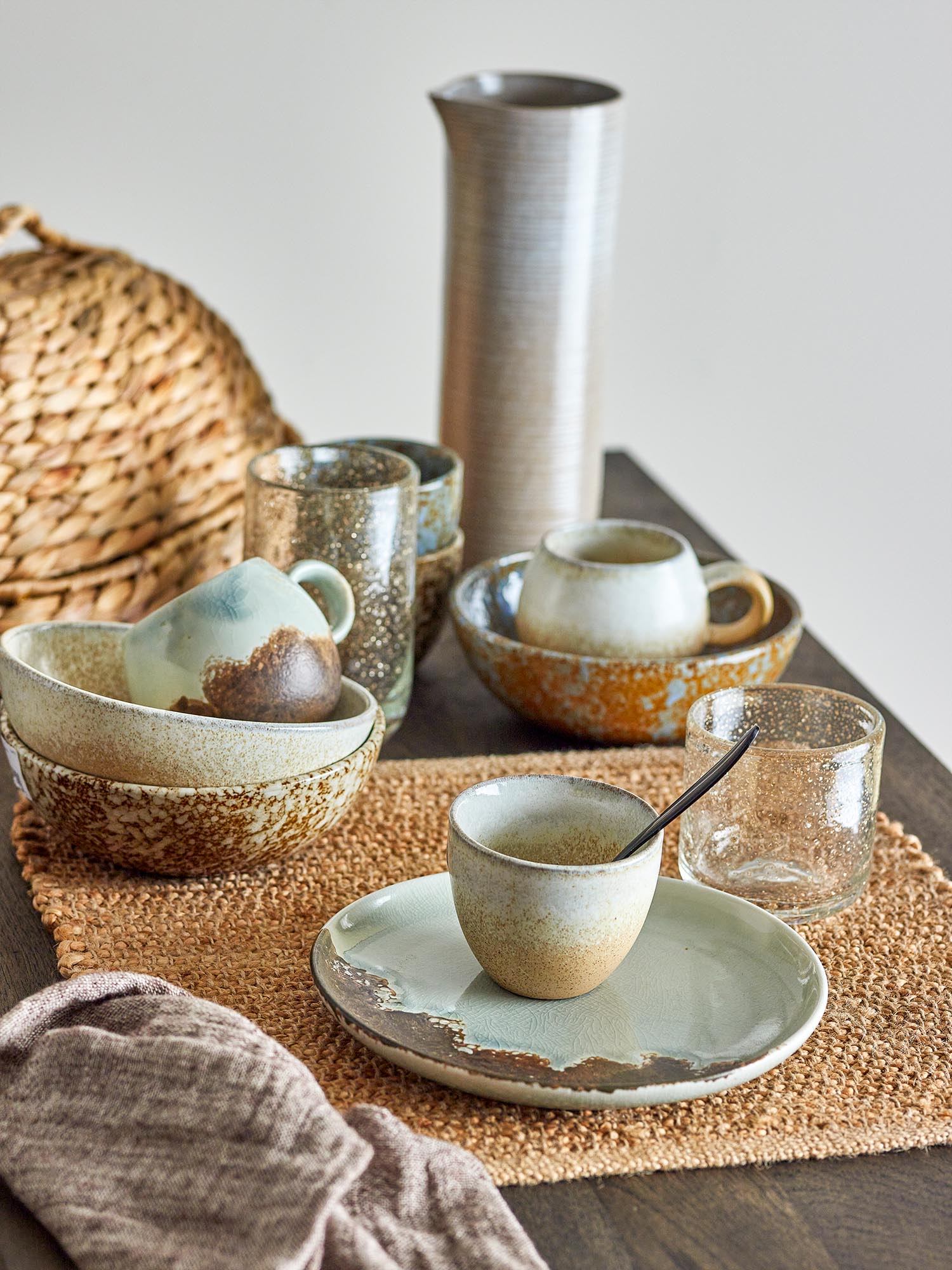 Das Paula Frühstücksset von Bloomingville aus braunem Steingut bietet skandinavisches Design und Funktionalität für den Morgen.