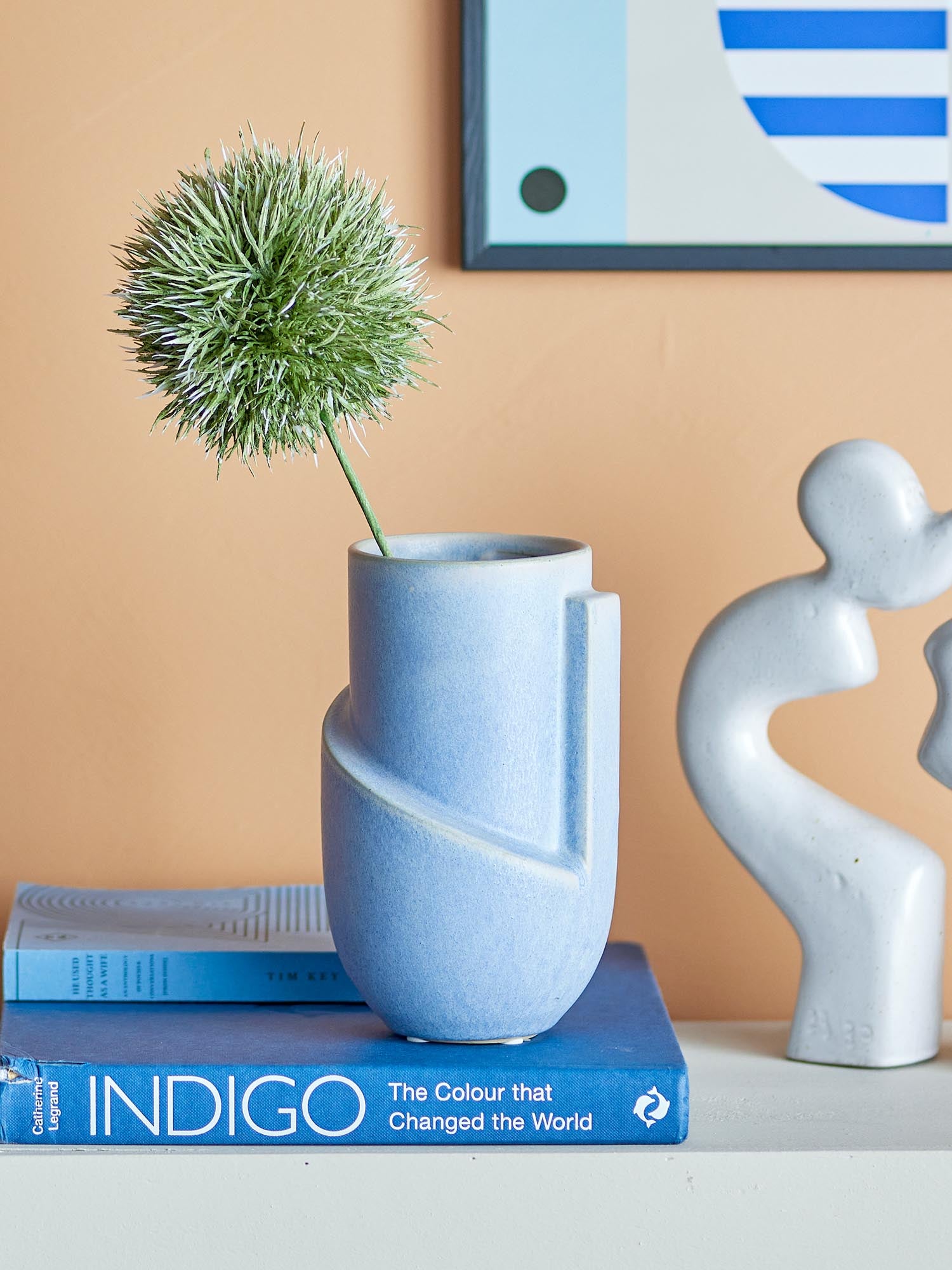 Die Norbert Vase von Bloomingville aus blauem Steingut besticht durch ihr modernes Design und ist ein stilvolles Wohnaccessoire.