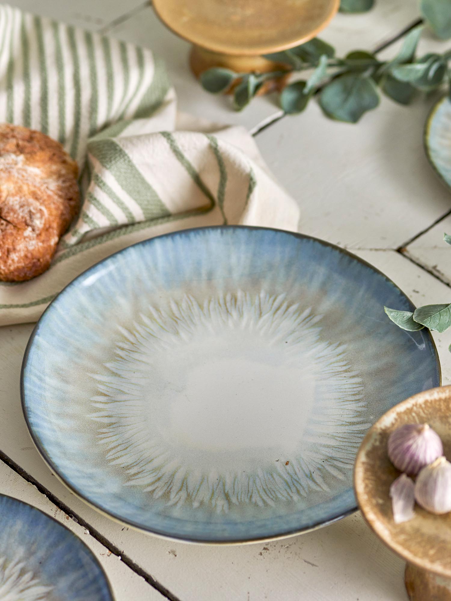 Schöner blauer Calen Teller aus robustem Steingut von Bloomingville, perfekt für kreative Anrichte und besondere Momente.