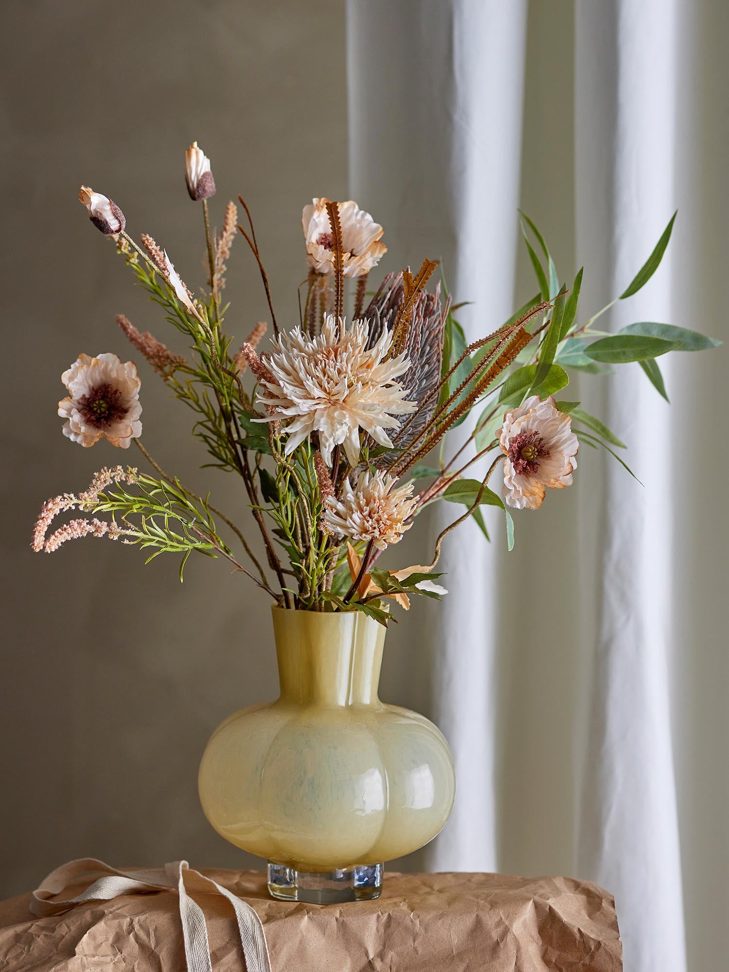 Eleganter Palmflower-Stiel in Braun von Bloomingville, perfekt für kreative Dekorationen mit künstlichen Blumen.