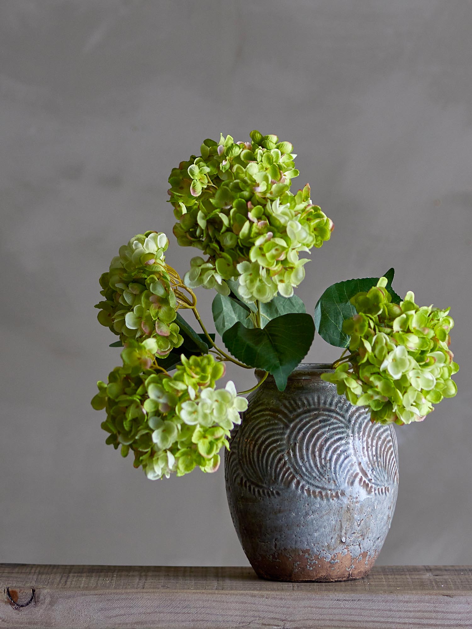 Eleganter künstlicher Hydrangea-Stiel in Weiss von Bloomingville, ideal für stilvolle Dekorationen und langlebige Blumenarrangements.