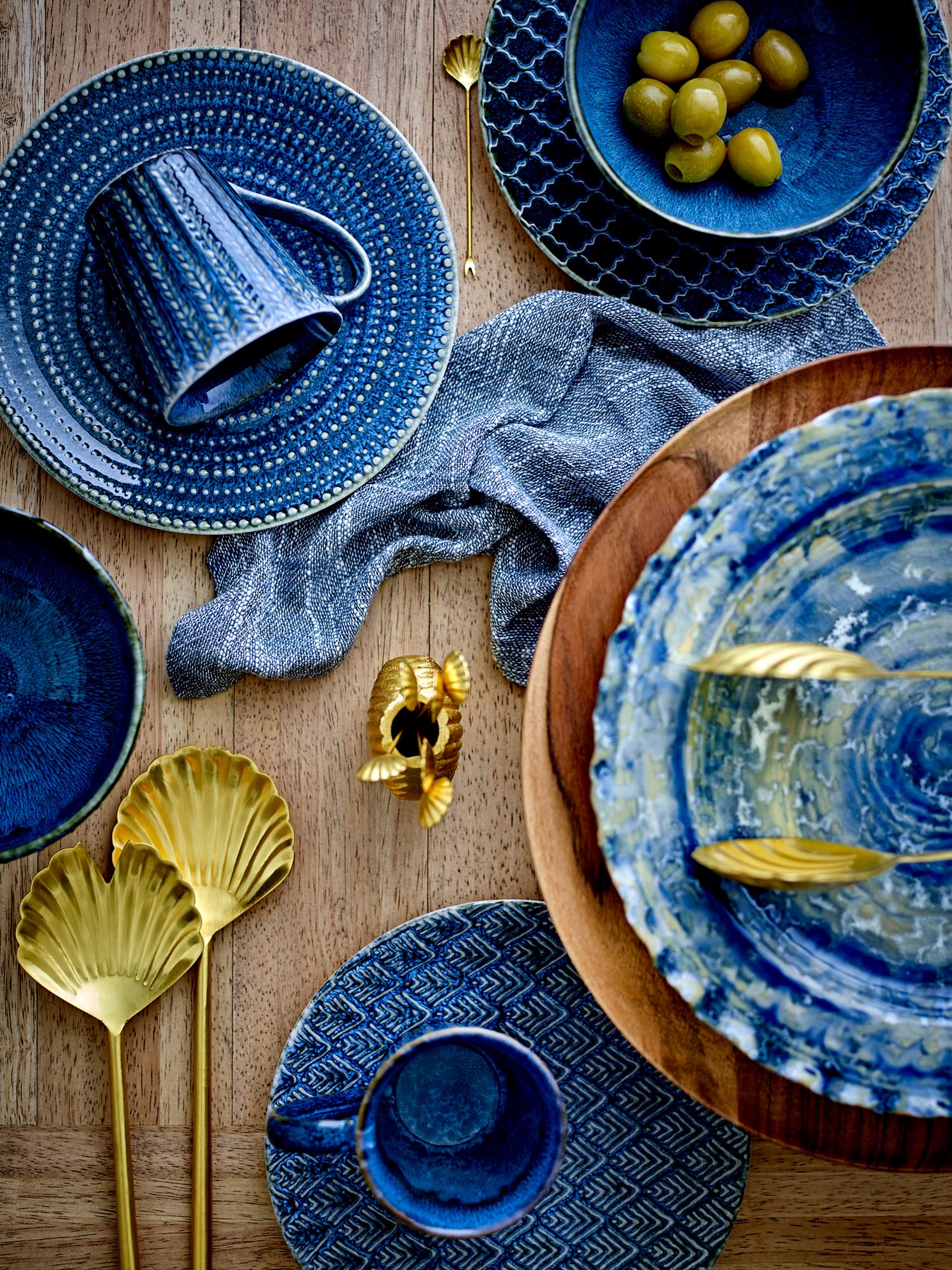 Die Rowan Servierplatte in Blau aus Steingut von Creative Collection ist perfekt für stilvolles Anrichten und Dekorieren.