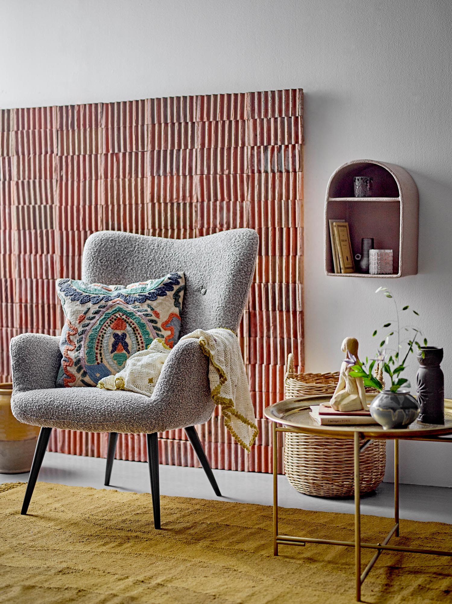 Die Ishtar Deko aus Steingut von Bloomingville besticht durch ihr natürliches Design und ist ein stilvolles Wohnaccessoire.