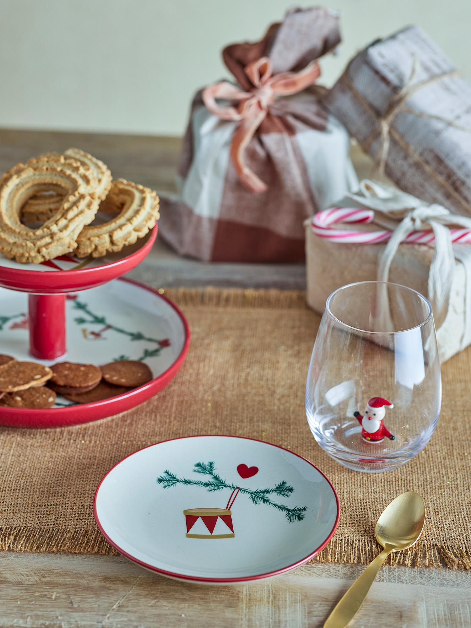Rustikaler Yule Teller aus hochwertigem Steingut von Bloomingville, perfekt für festliche Anlässe und kreative Servierideen.