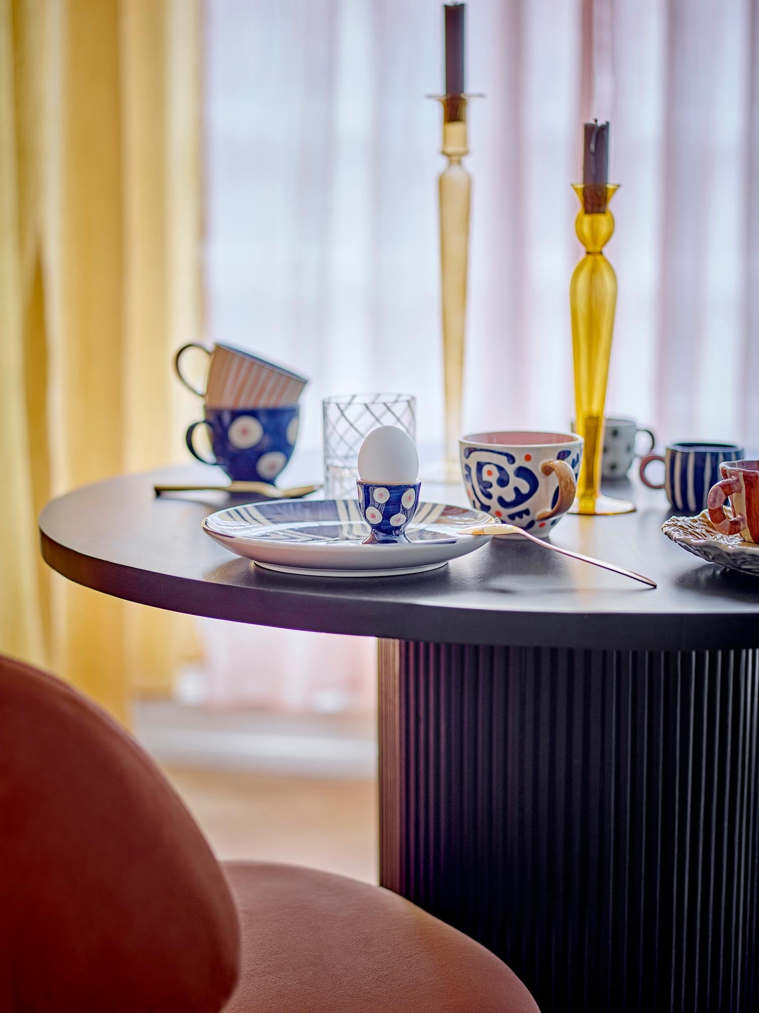 Eviaya Eierbecher aus Steingut in Blau von Bloomingville, stilvoll und funktional, ideal für ein elegantes Frühstückserlebnis.