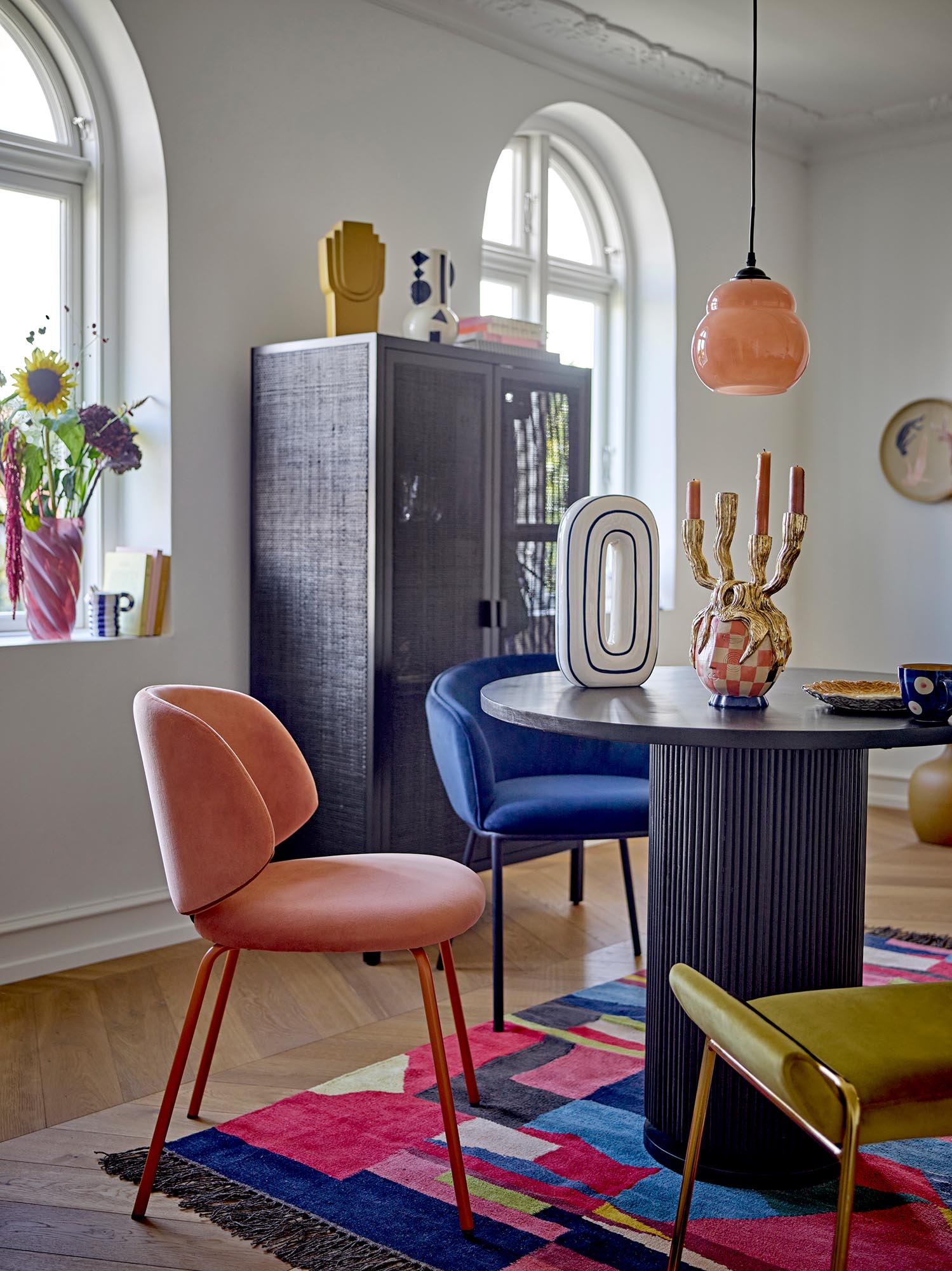 Goldener Medusa Kerzenhalter aus Polyresin von Bloomingville, ein luxuriöses Accessoire für eine elegante Wohnraumgestaltung.