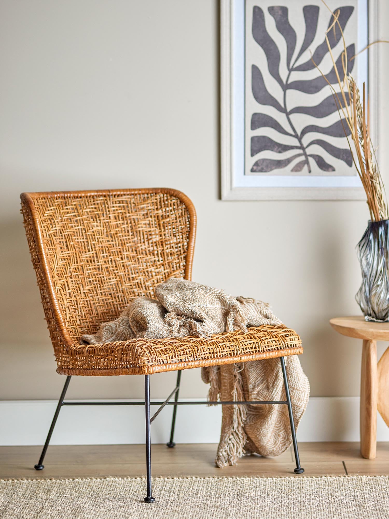 Der Somme Loungesessel aus Rattan vereint Eleganz und Komfort, ideal für stilvolle und nachhaltige Wohnräume.