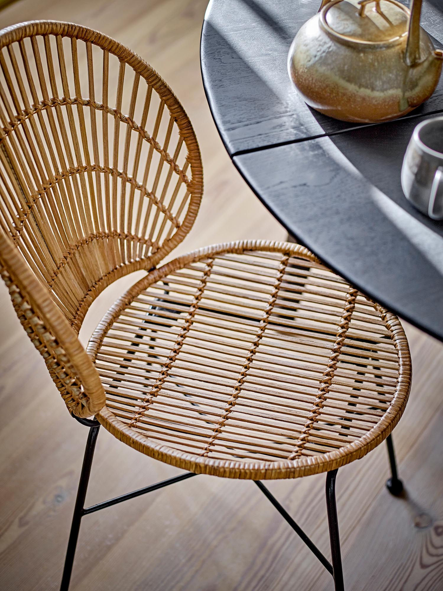Der Fiore Stuhl vereint Rattan und Metall zu einem eleganten, langlebigen Design, das Komfort und Stil in jeden Raum bringt.