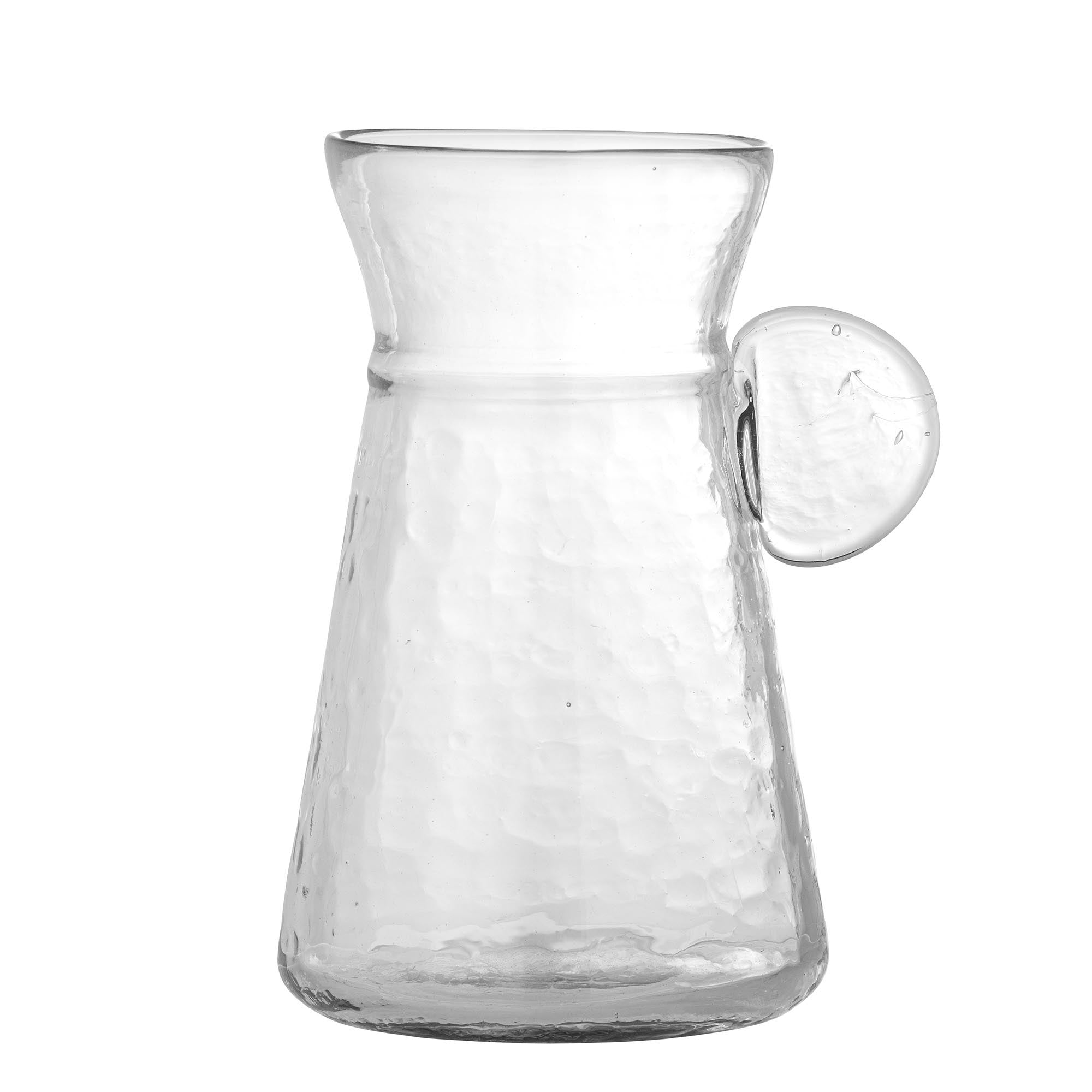 Entdecken Sie den Ellie Krug von Creative Collection: elegantes, recyceltes Glas, einzigartiges Design, vielseitig einsetzbar für Wasser, Saft oder Blumen.