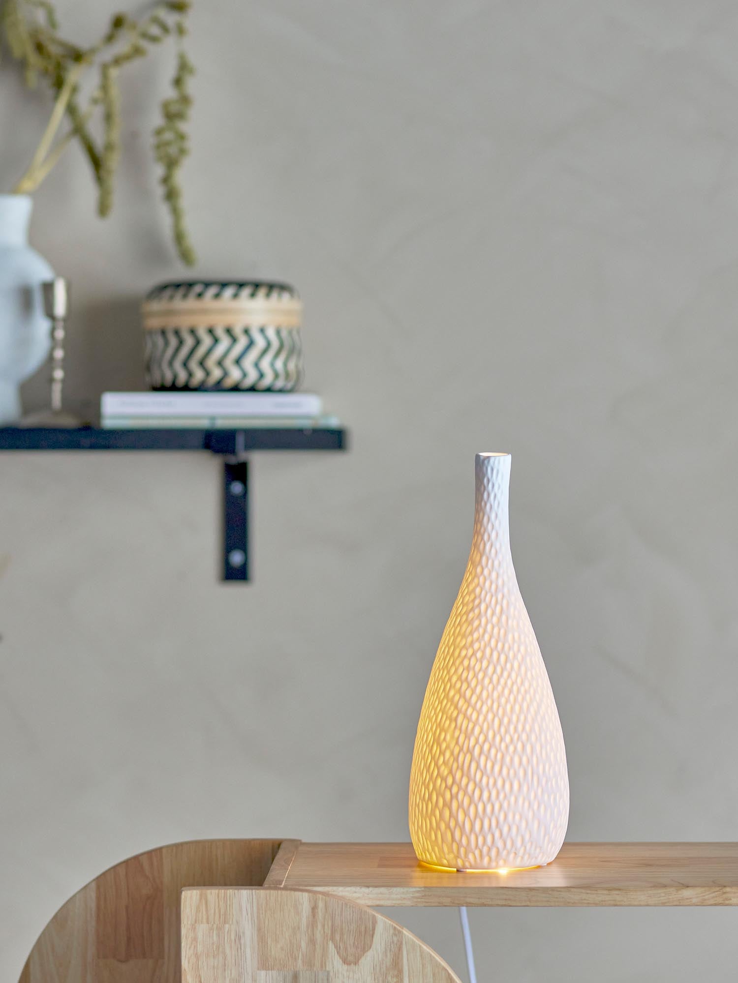 Die Pela Tischlampe aus weissem Steingut von Bloomingville besticht durch ihr minimalistisches Design und ihre natürliche Eleganz.