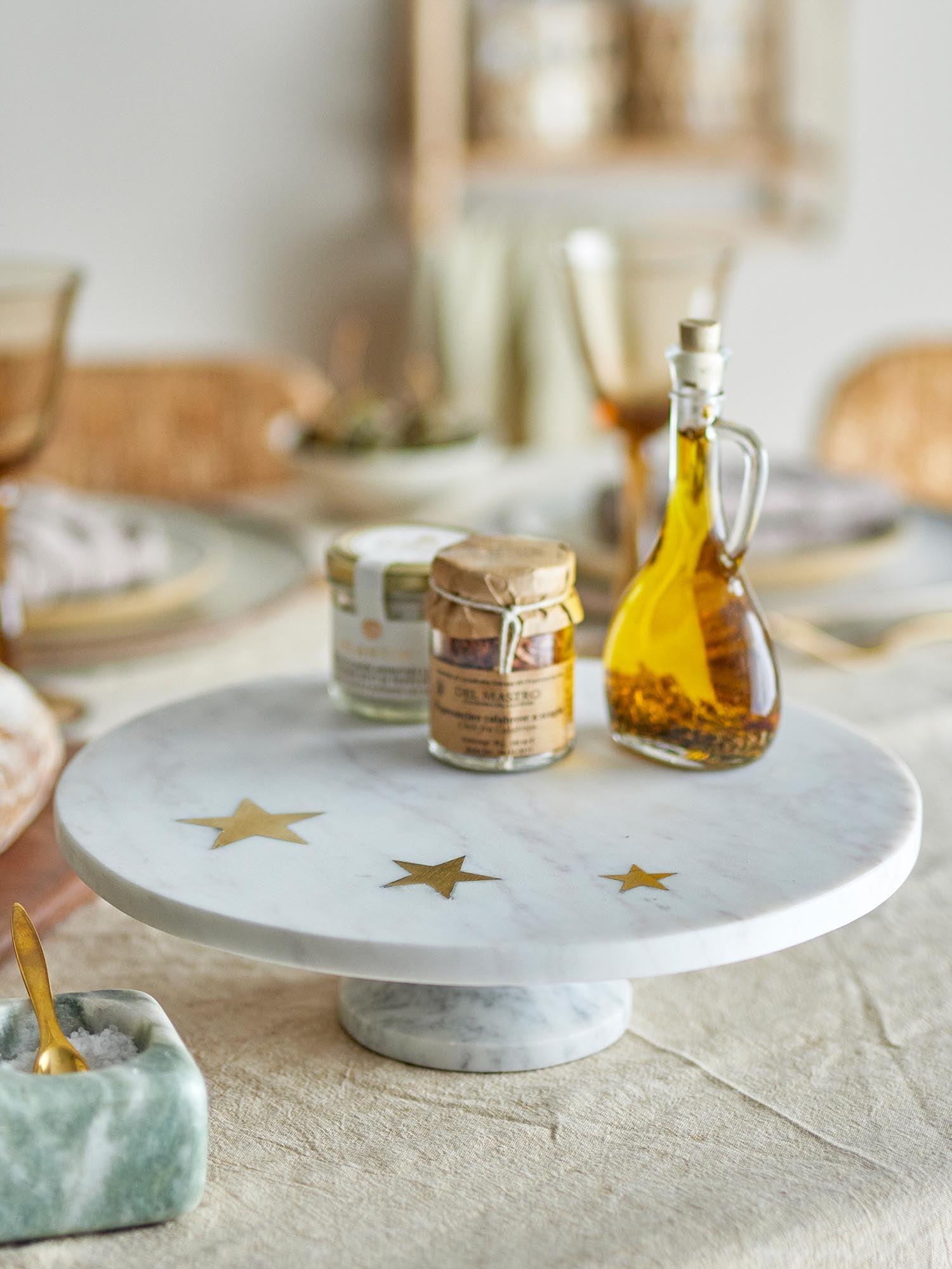 Stilvoller Kuchenteller Fenya Star aus weissem Marmor von Bloomingville, perfekt für elegantes Servieren und Dekorieren.