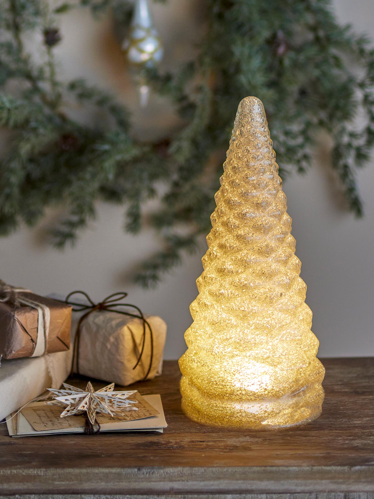 Schimmernder Deko-Baum aus recyceltem Glas in Silber von Bloomingville, perfekt für moderne Wohnräume und nachhaltige Einrichtungsideen.