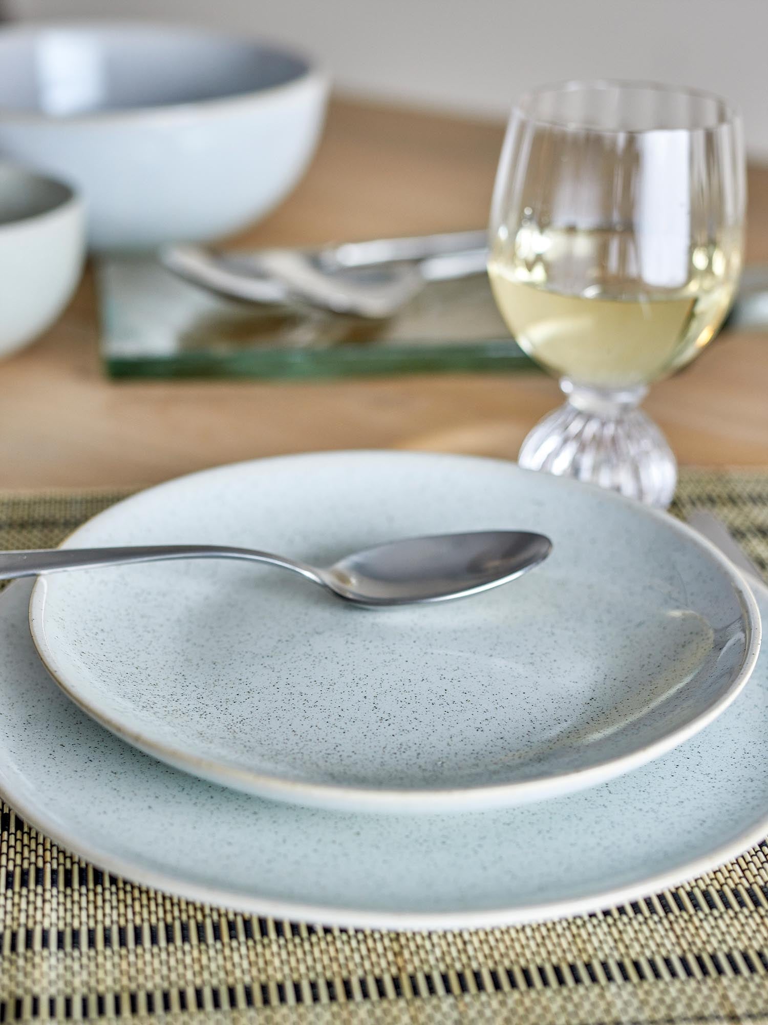 Der Addison Teller in strahlendem Weiß von Bloomingville vereint modernes Design mit funktionaler Vielseitigkeit und verleiht jedem Essen einen stilvollen Akzent.